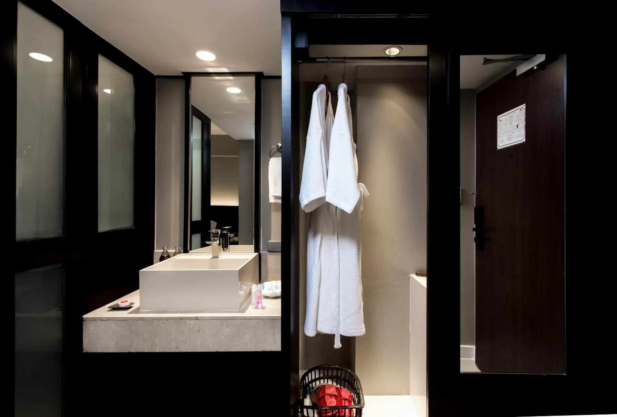 Bathroom in Ramada Plaza by Wyndham Bangkok Menam Riverside