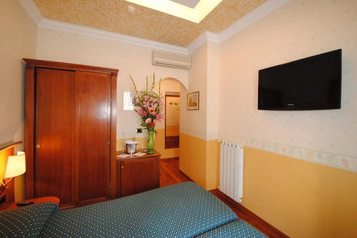 Bedroom, TV/Entertainment Center in Hotel Verona Rome