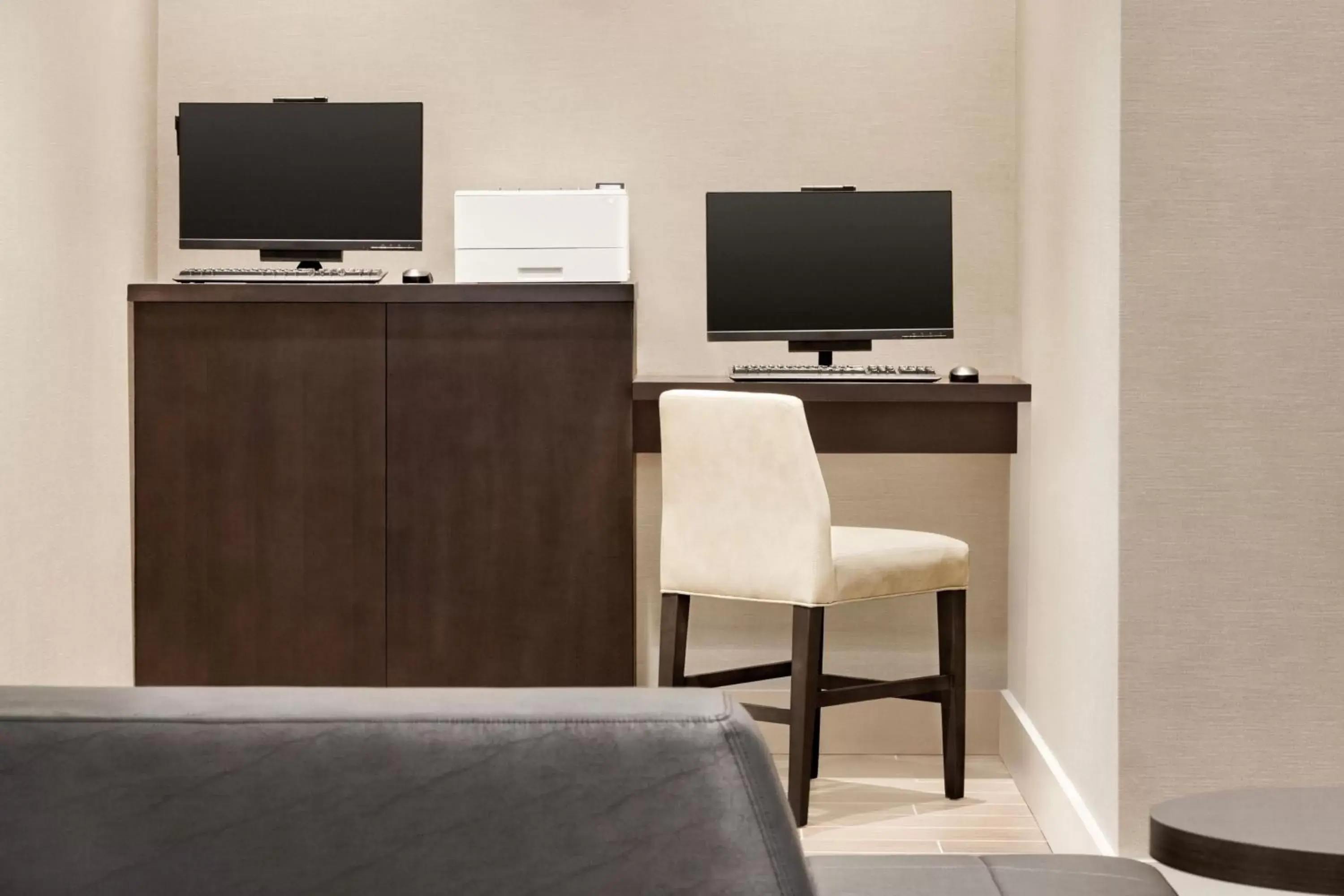 Business facilities, TV/Entertainment Center in Residence Inn by Marriott New York JFK Airport