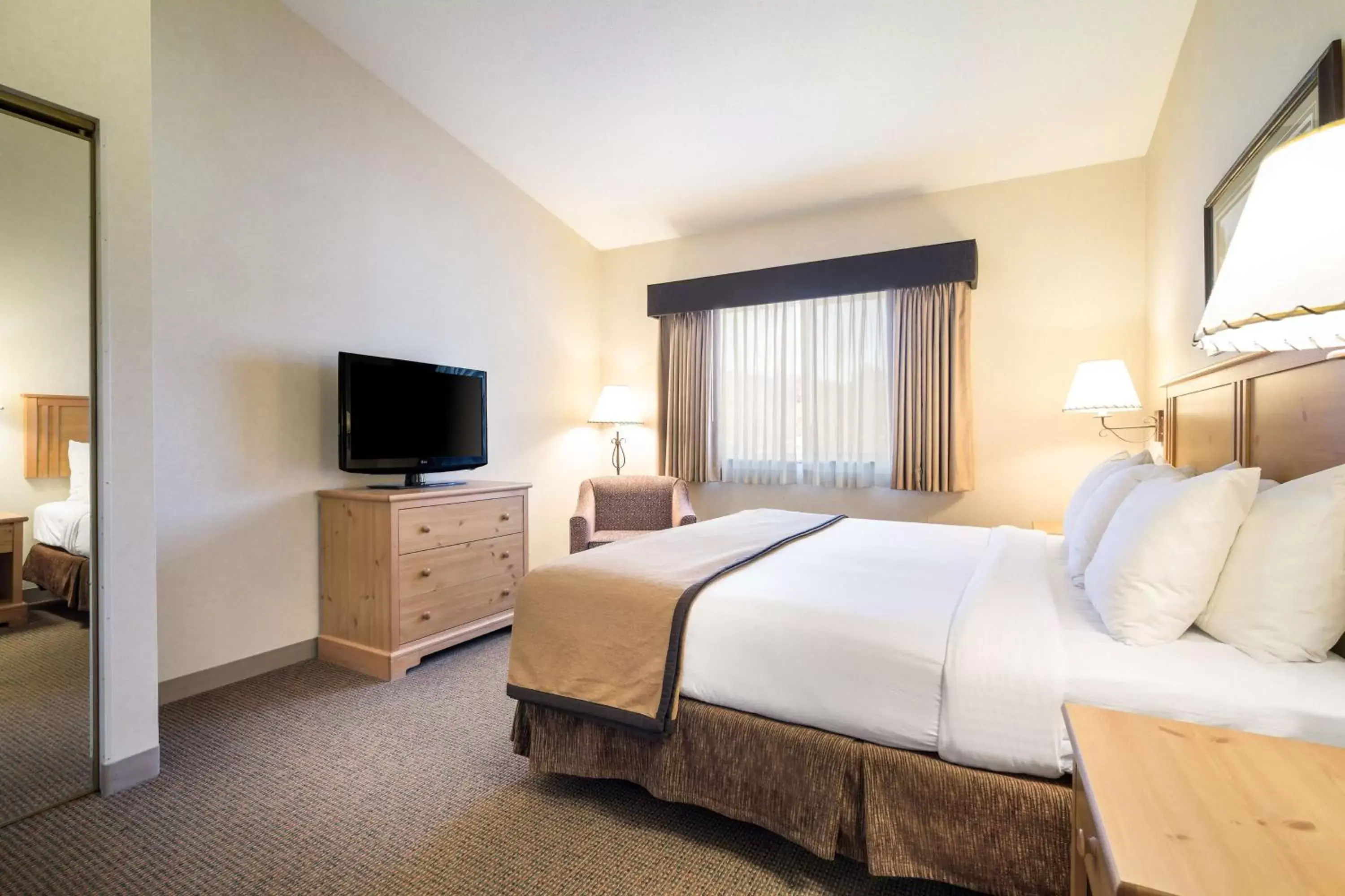 Bedroom, TV/Entertainment Center in Best Western Golden Spike Inn & Suites