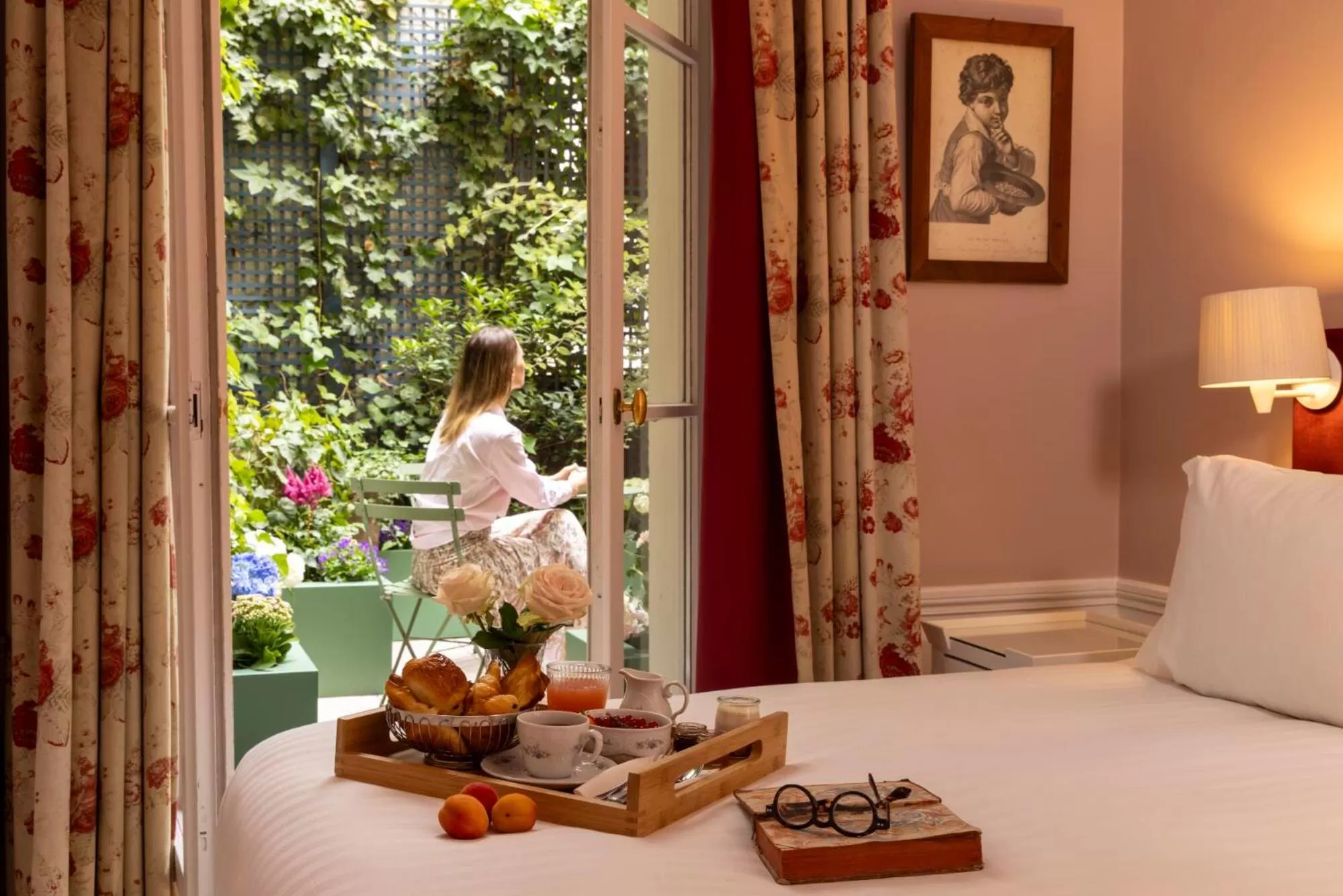 Breakfast, Bed in Hôtel Le Saint Gregoire