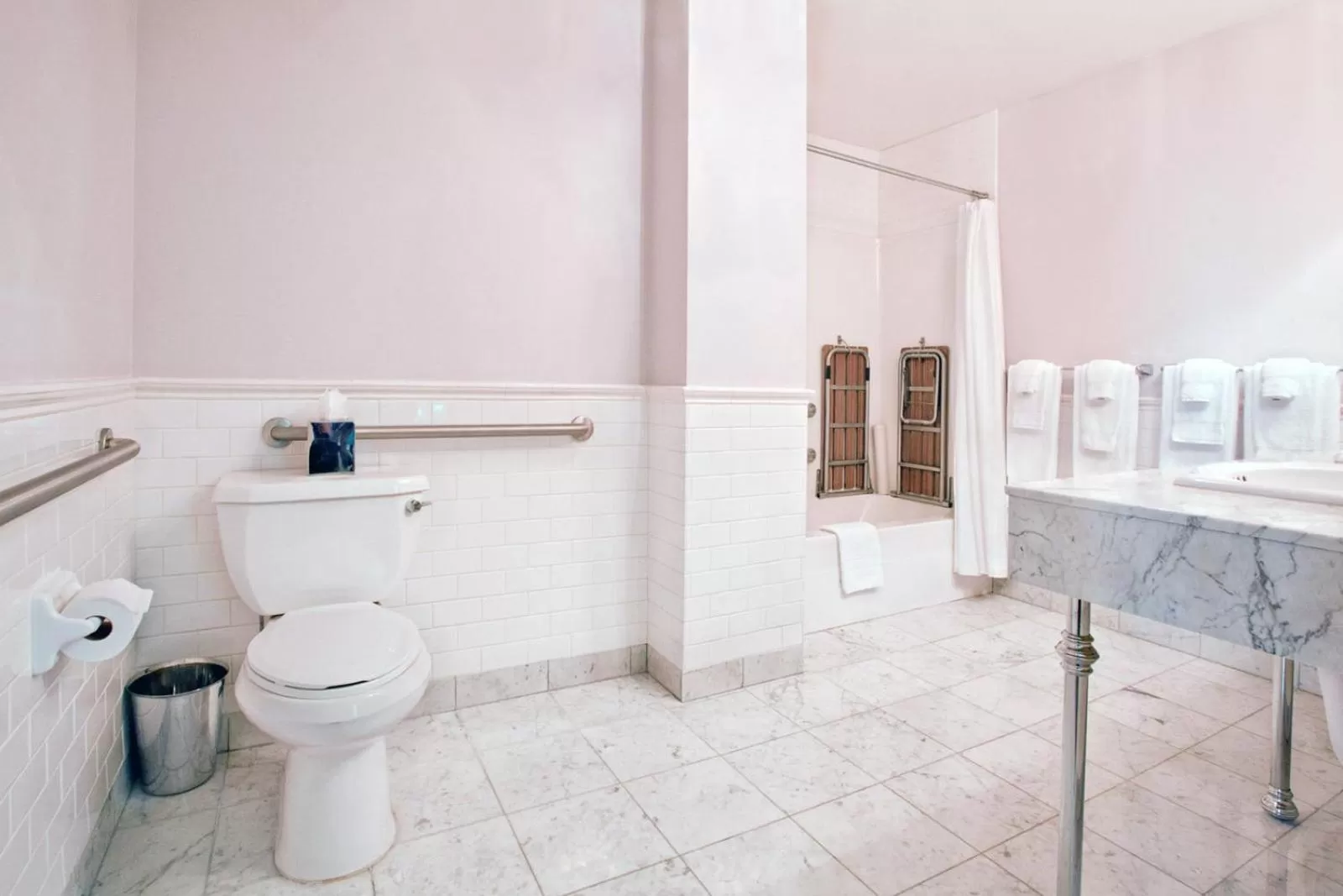Bathroom in Hotel DeLuxe