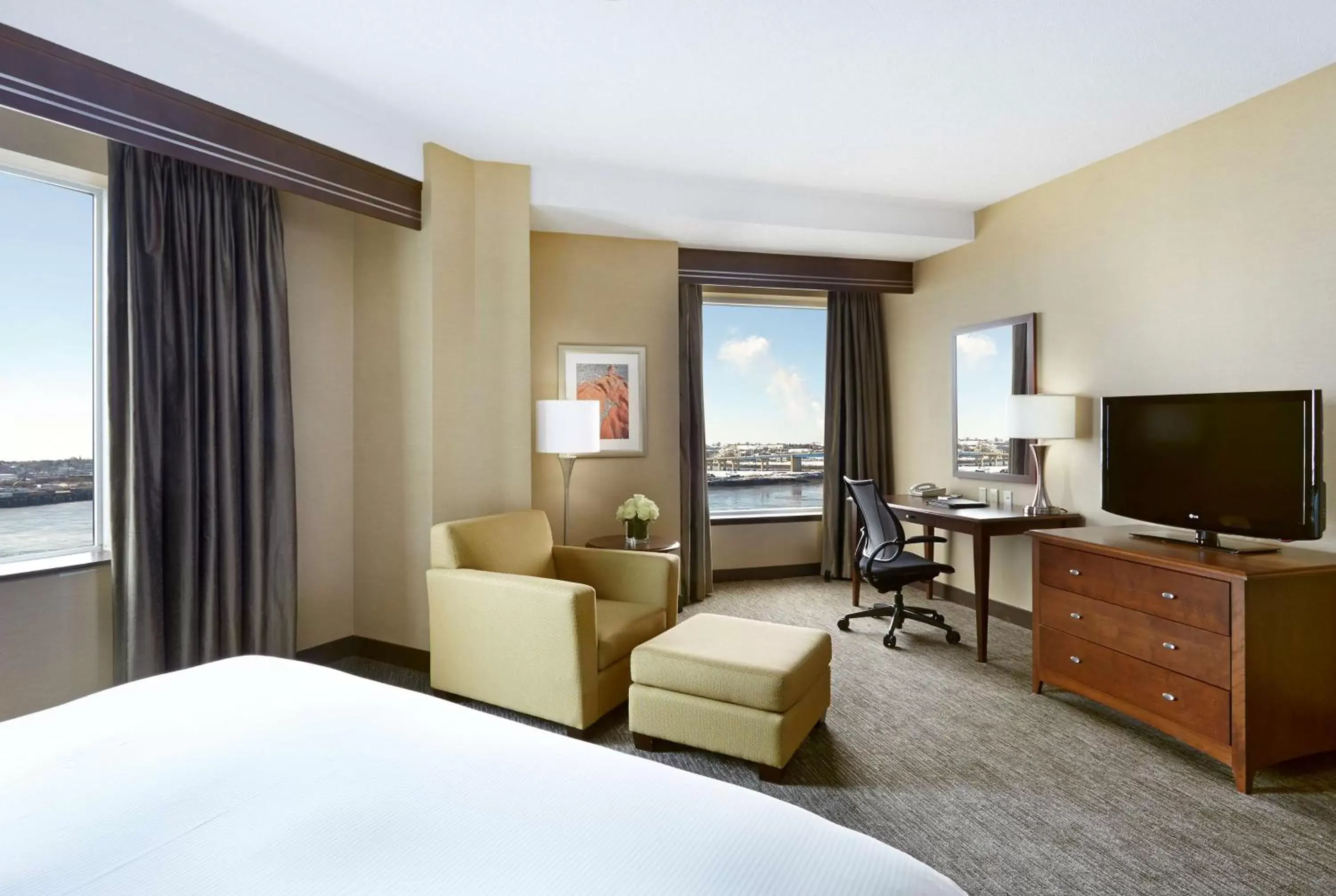 Bed, TV/Entertainment Center in Hilton Saint John