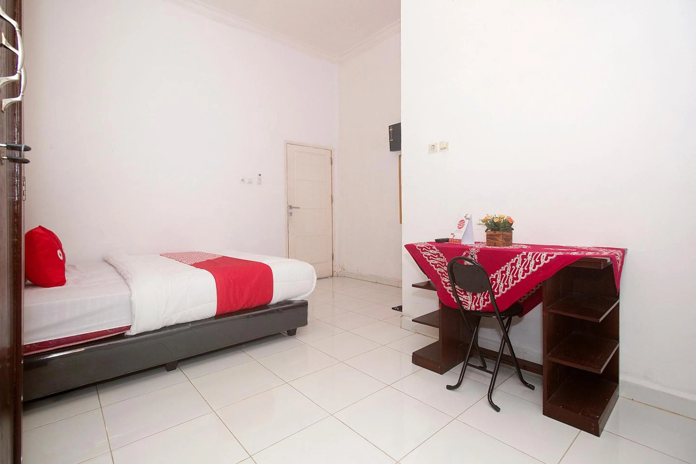 Bedroom, Bed in Hotel O Jasmine Kost Syariah
