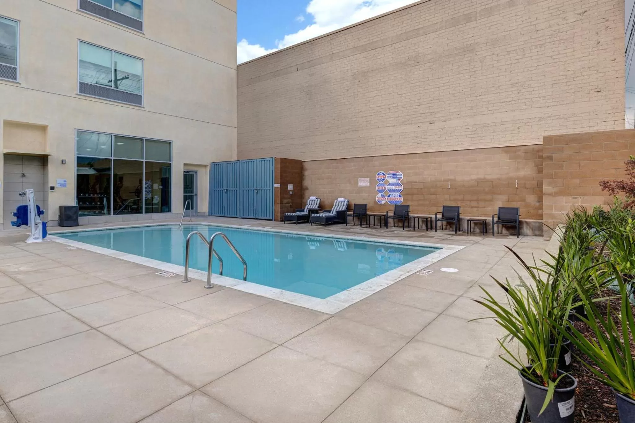 Swimming pool in Holiday Inn Express & Suites - Glendale Downtown