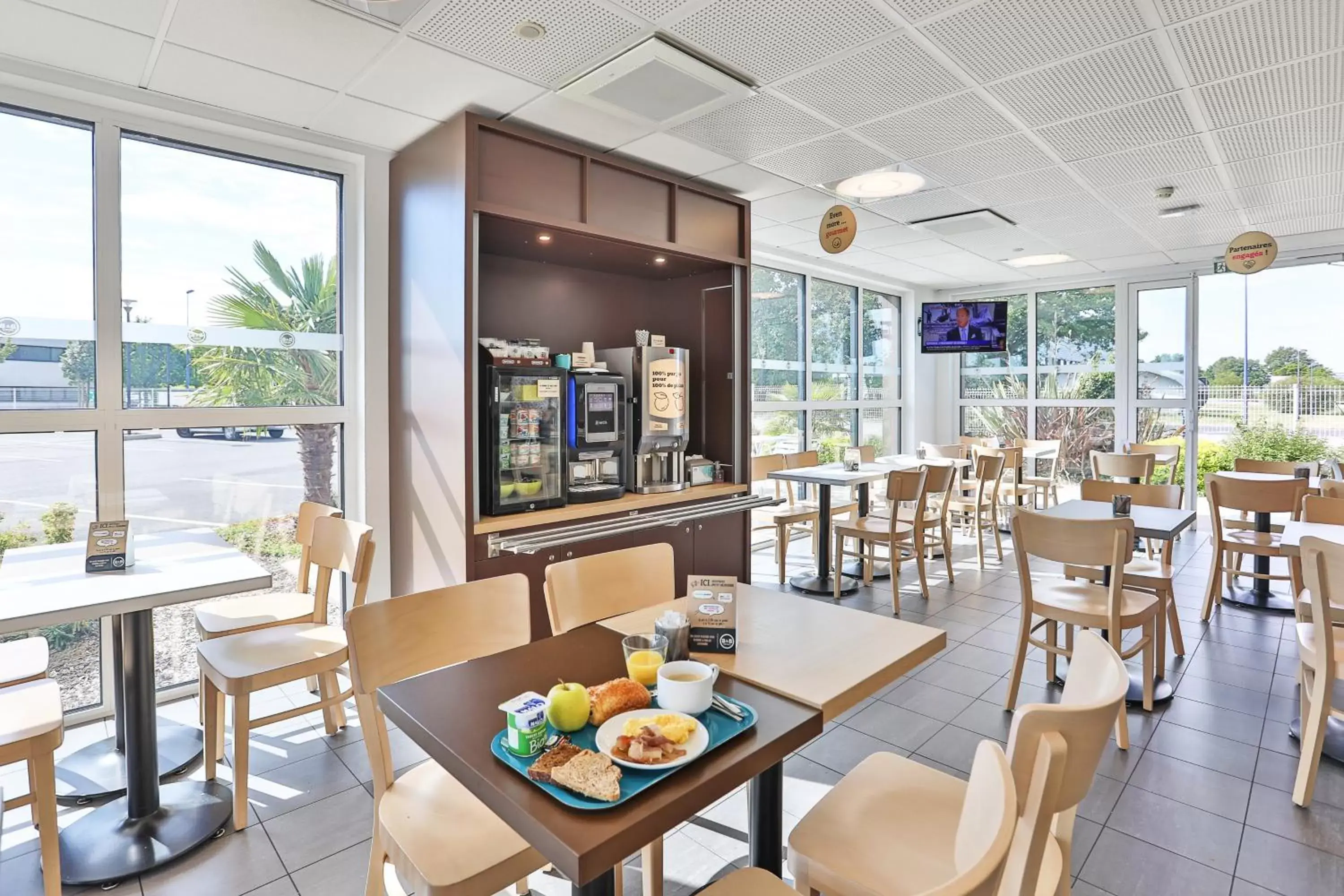 Buffet breakfast in B&B HOTEL La Roche-sur-Yon Buffet breakfast in B&B HOTEL La Roche-sur-Yon