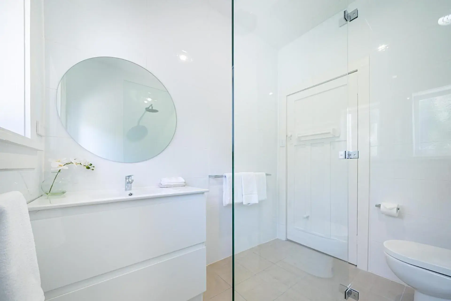 Shower, Bathroom in Heritage Inn Bathurst