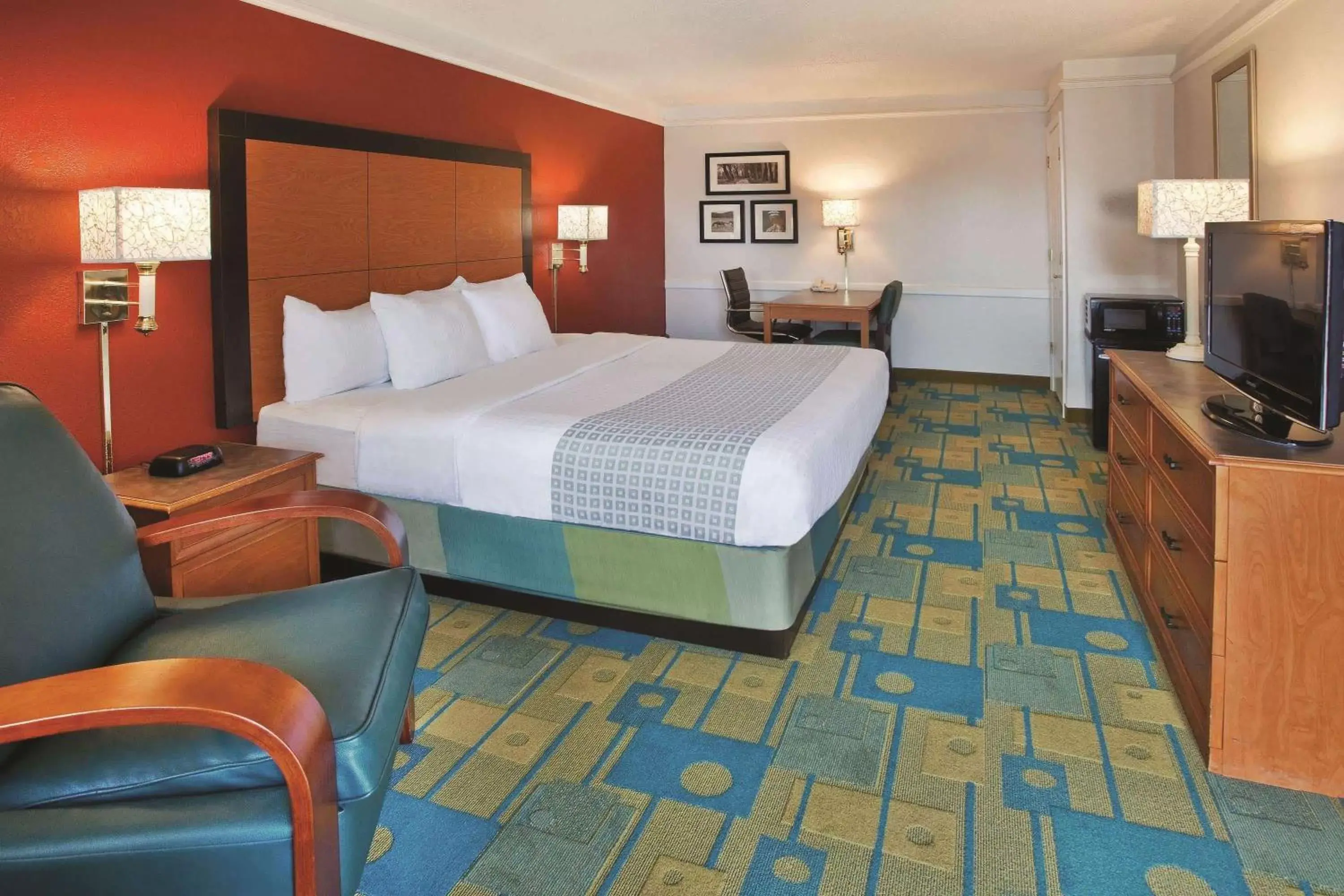 Photo of the whole room, Bed in La Quinta Inn by Wyndham Savannah Midtown