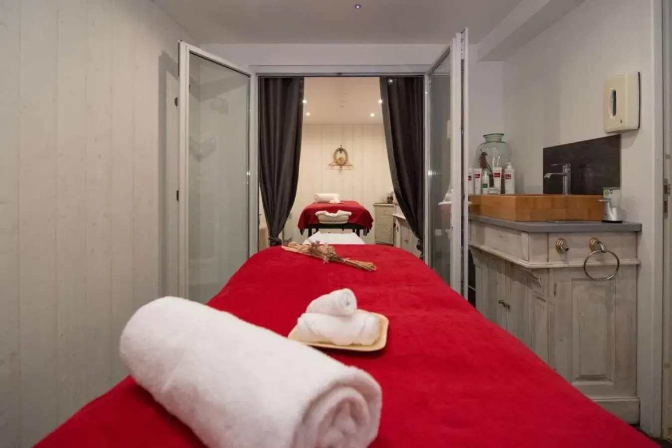 Massage, Spa/Wellness in Elégance Suites Hôtel