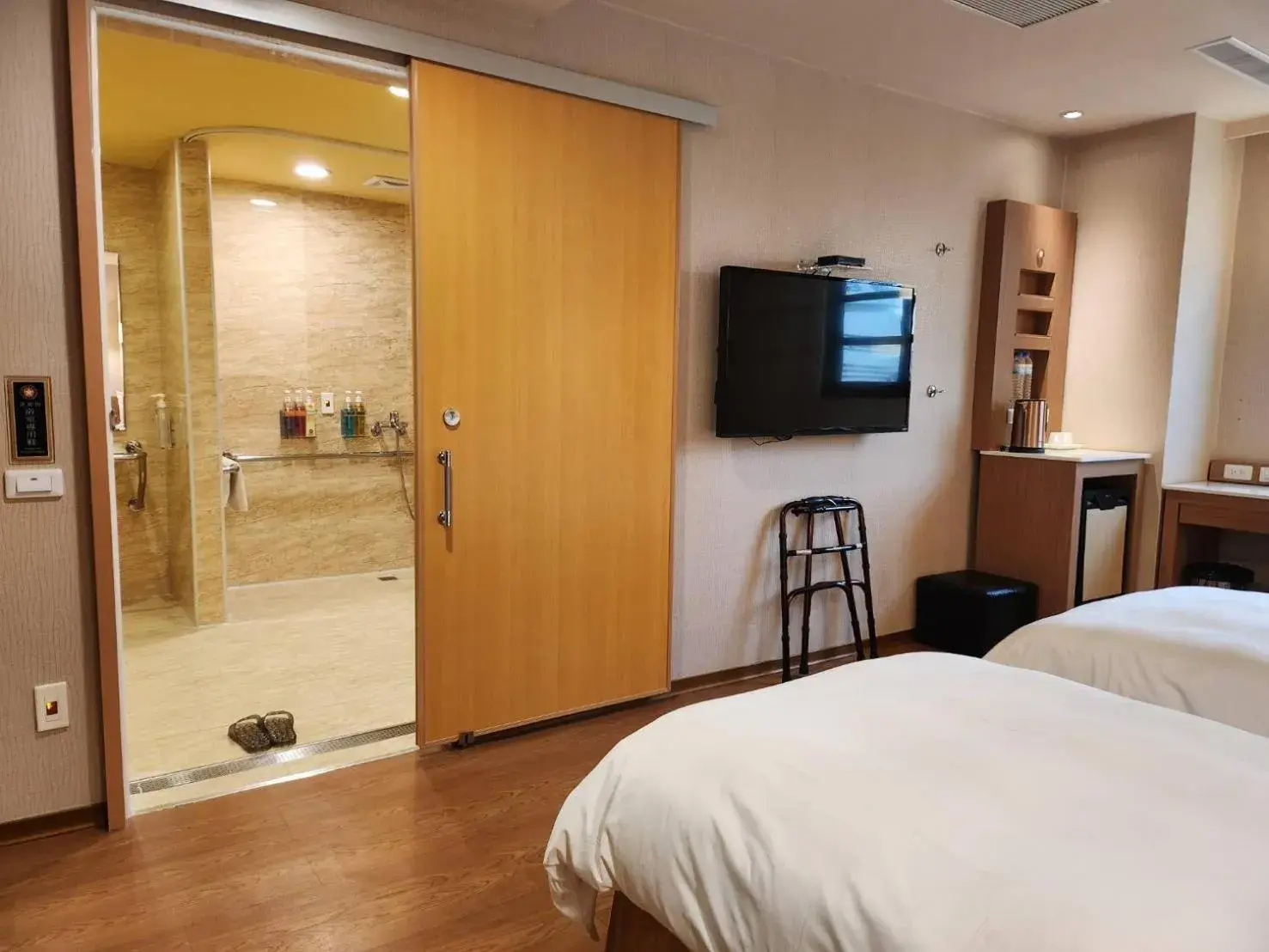 Bathroom, TV/Entertainment Center in Kindness Hotel - Kaohsiung Main Station