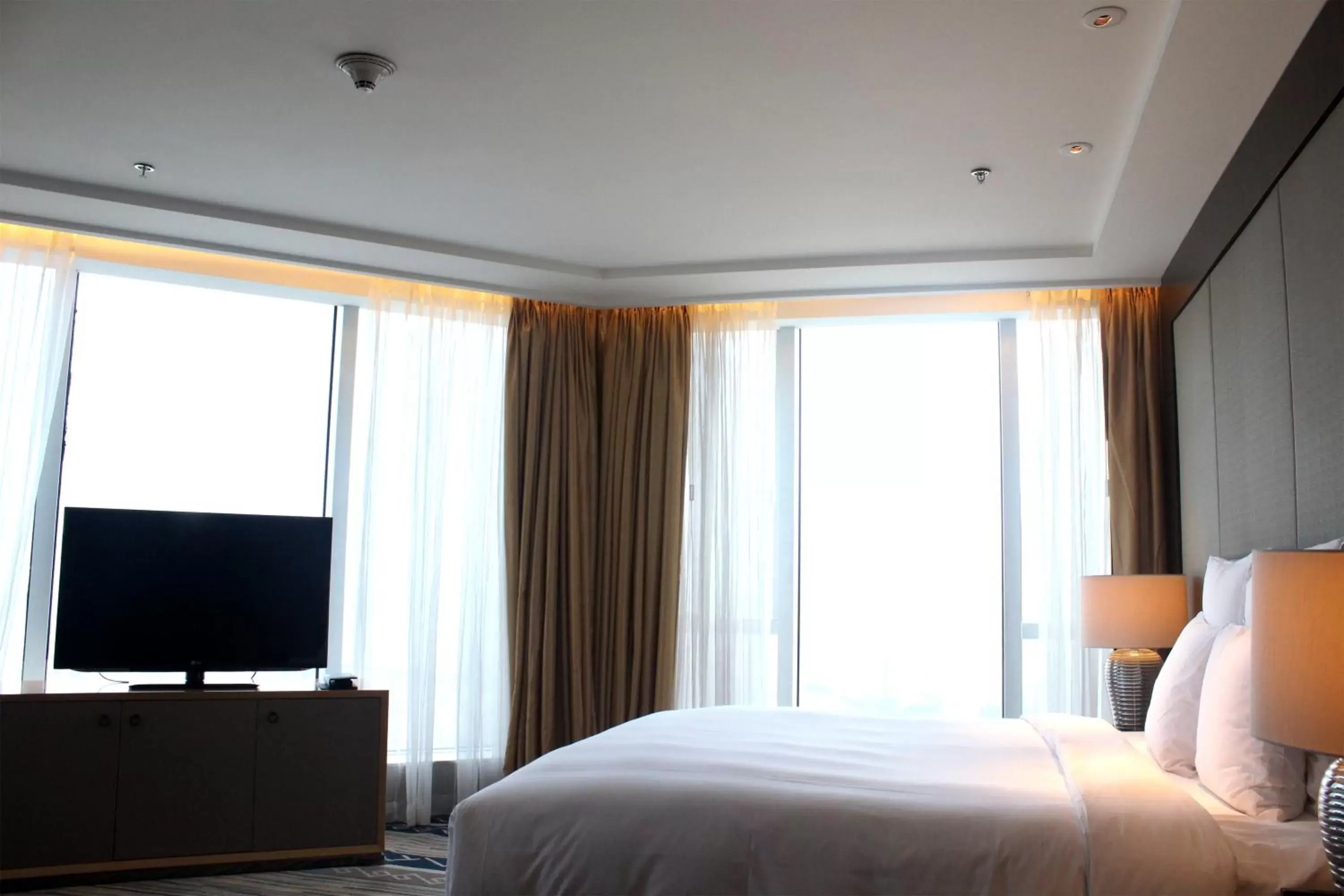 Photo of the whole room, TV/Entertainment Center in Renaissance Huizhou Hotel