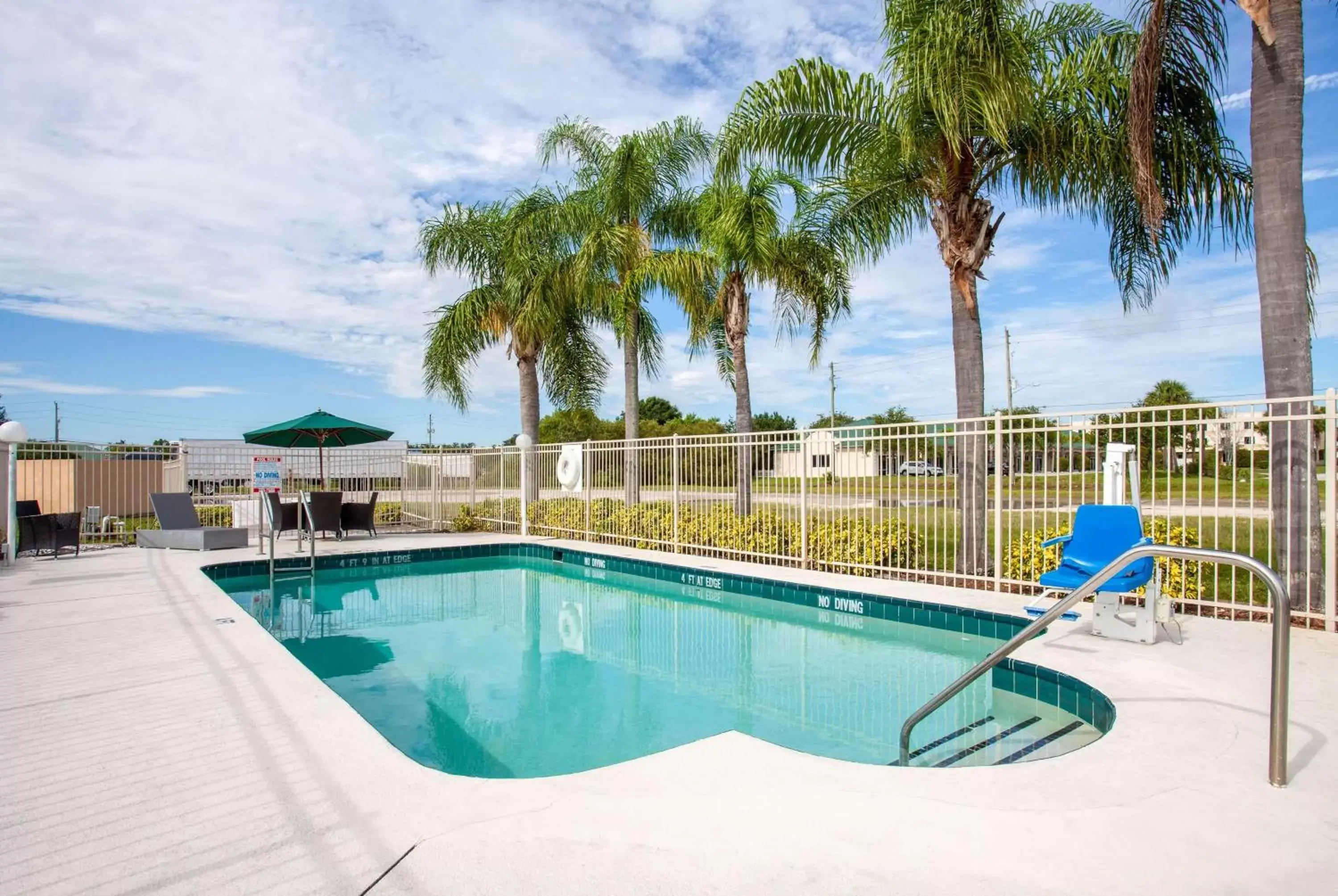 On site, Swimming Pool in Howard Johnson by Wyndham Vero Beach/I-95