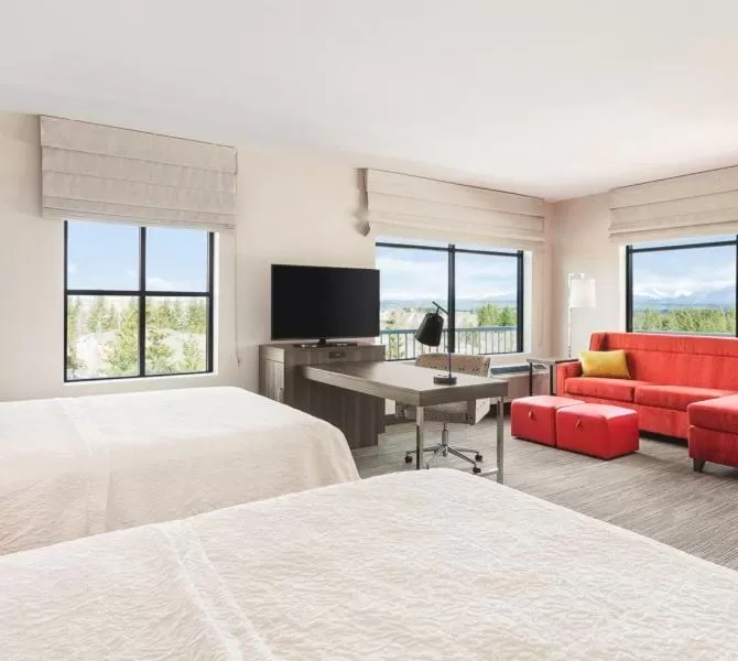 Living room, Bed in Snoqualmie Inn by Hotel America