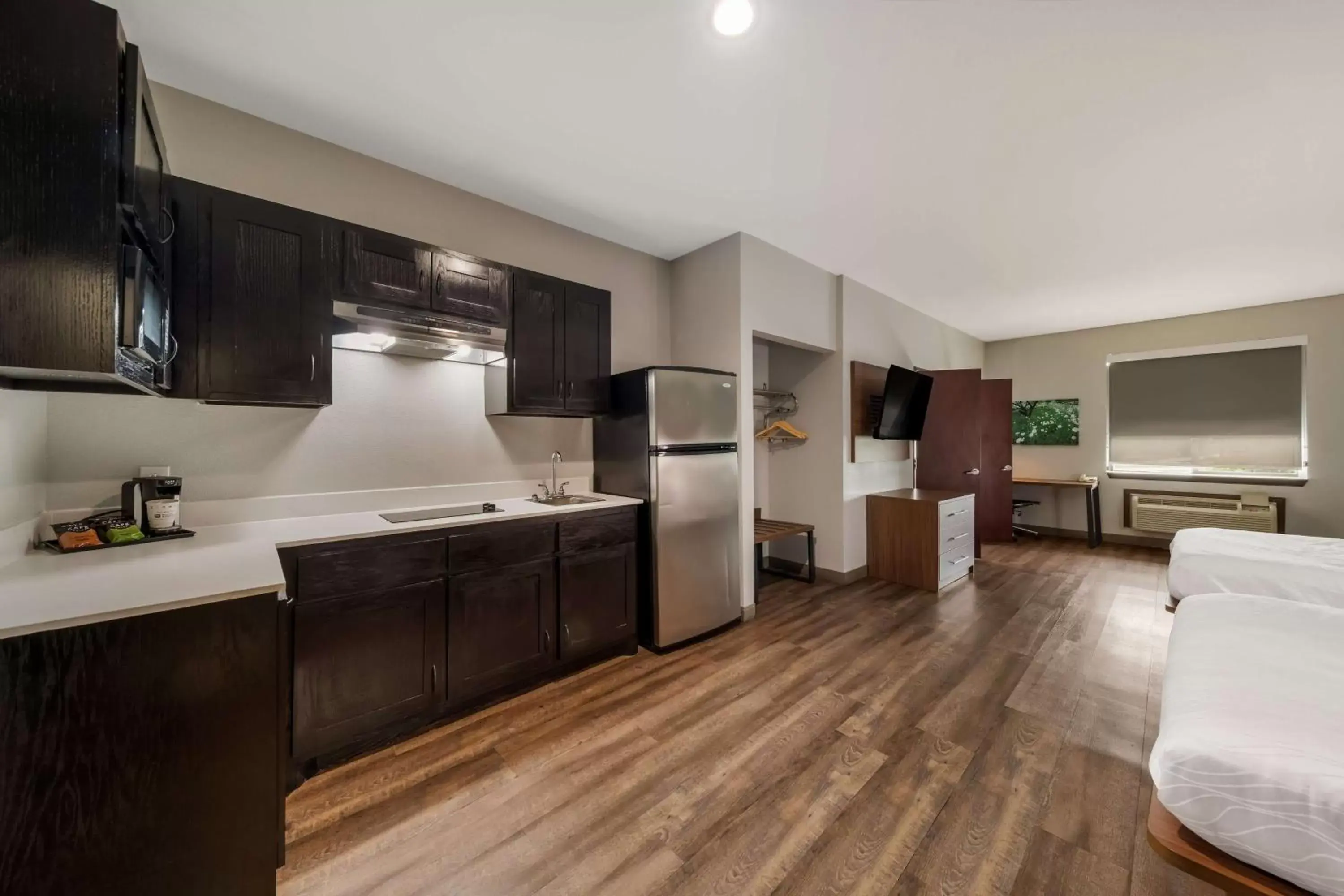 Photo of the whole room, Kitchen/Kitchenette in Best Western Bowie Inn & Suites