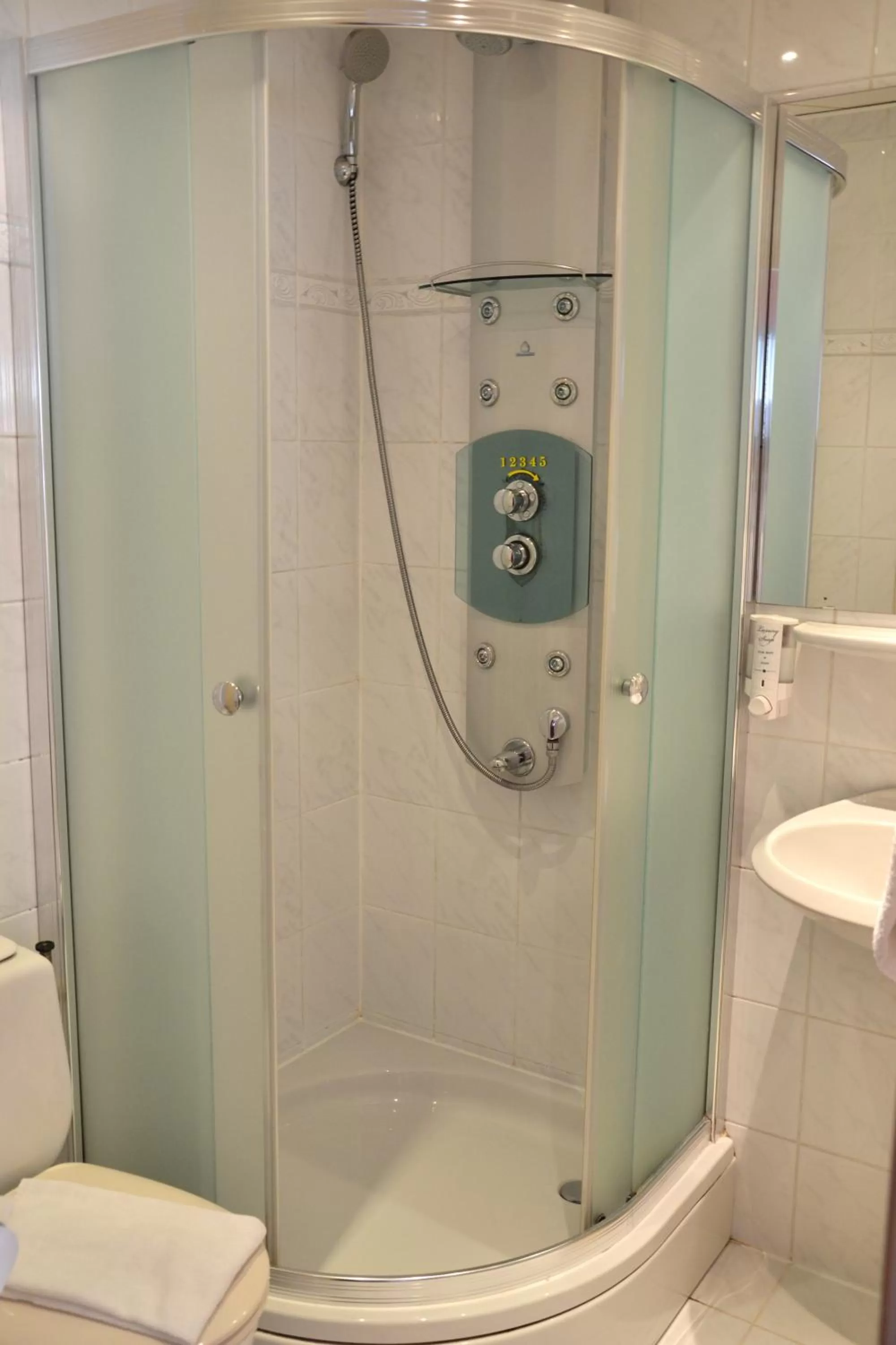 Shower in Fletcher Hotel Restaurant Marijke