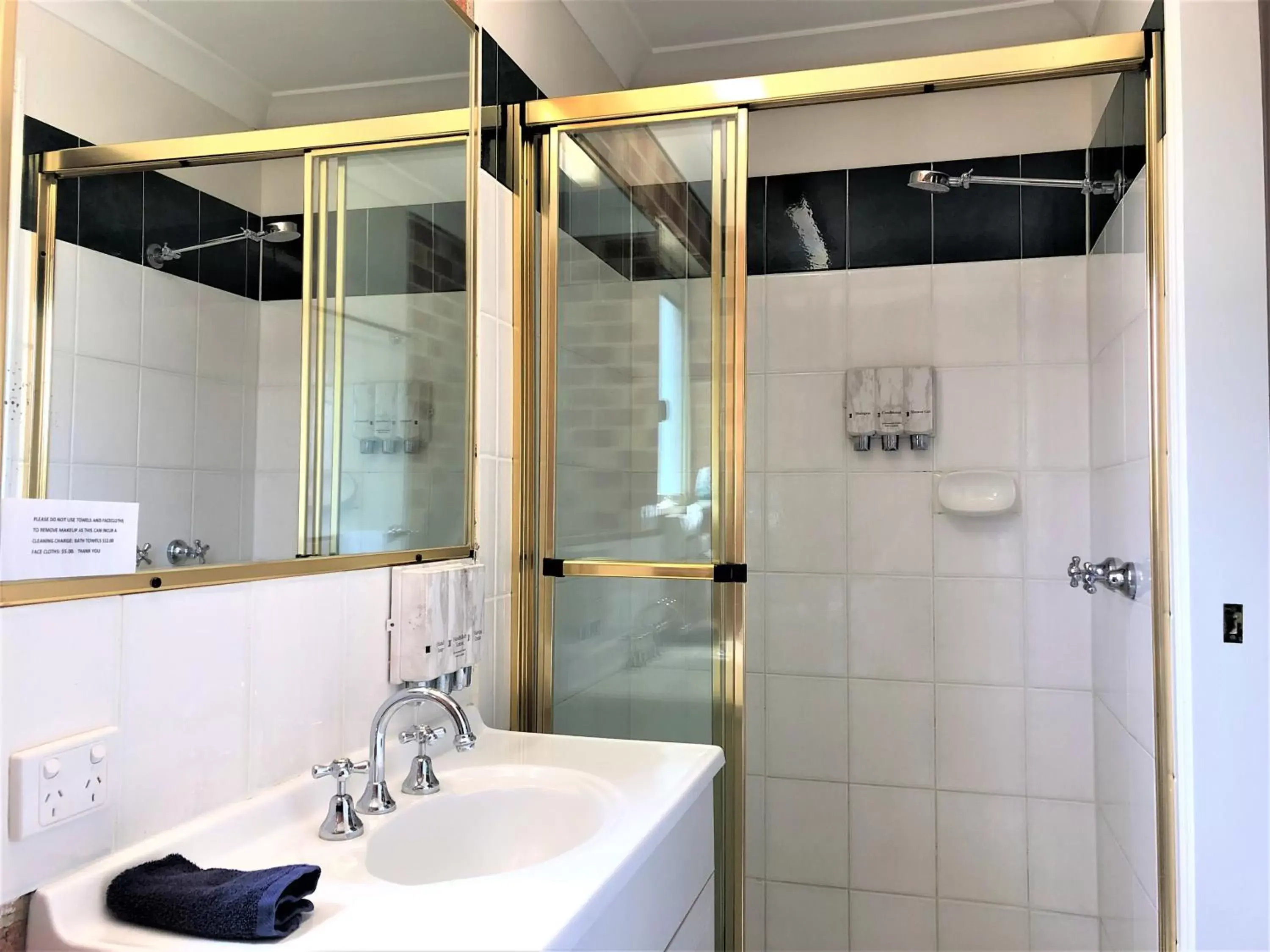 Shower, Bathroom in Airport Clayfield Motel