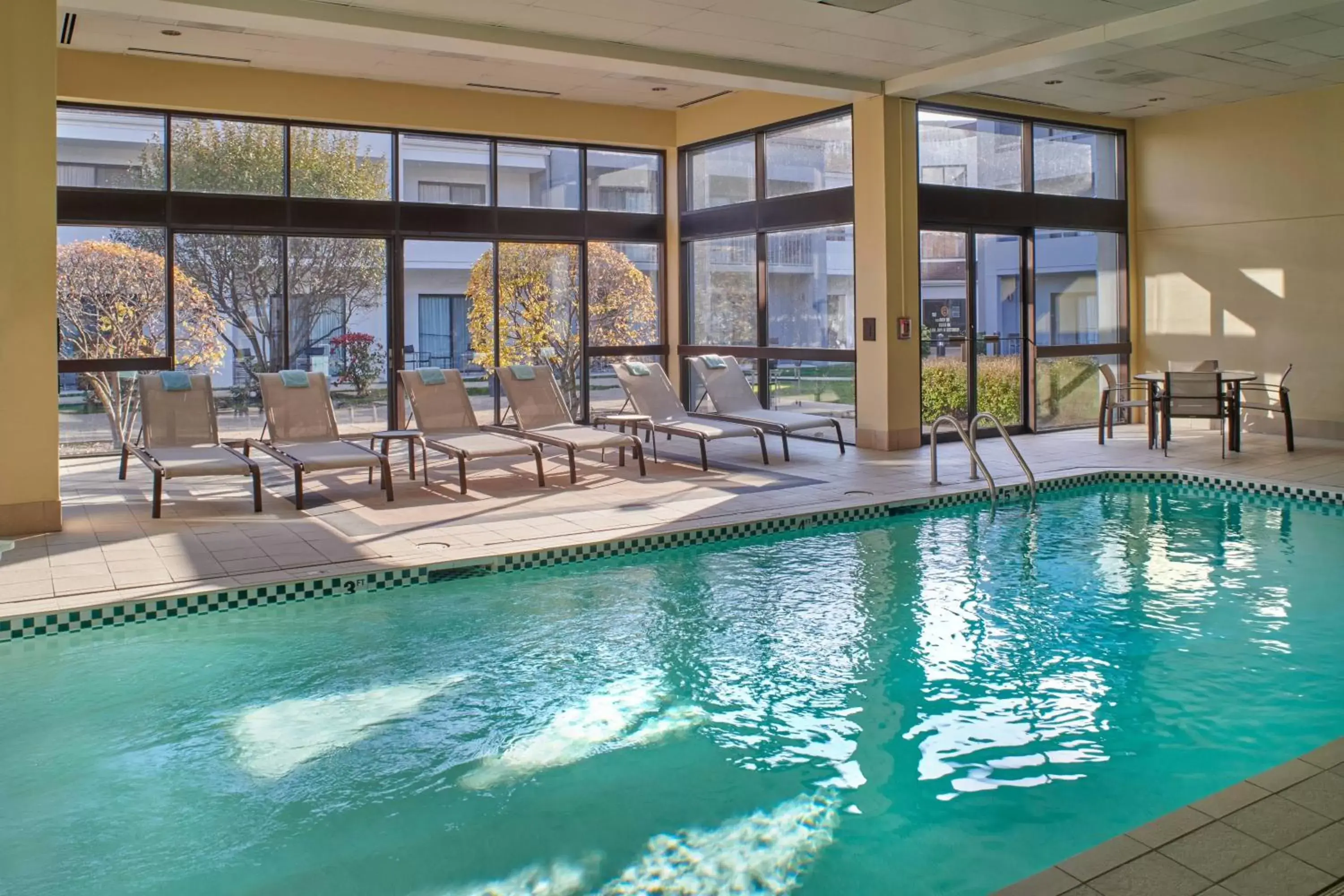 Swimming Pool in Courtyard Chicago Oakbrook Terrace