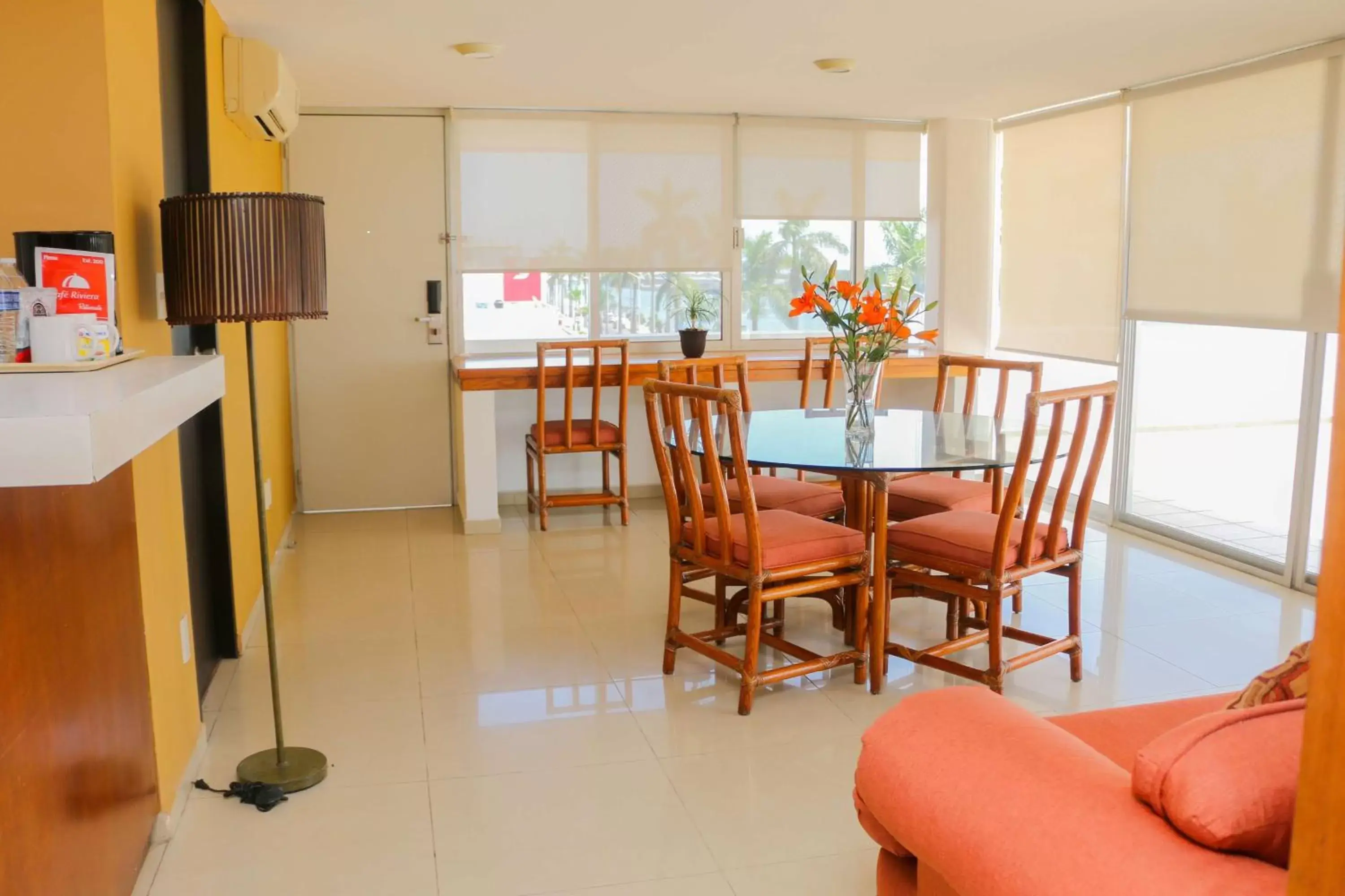 Photo of the whole room, Dining Area in Best Western Riviera Tuxpan