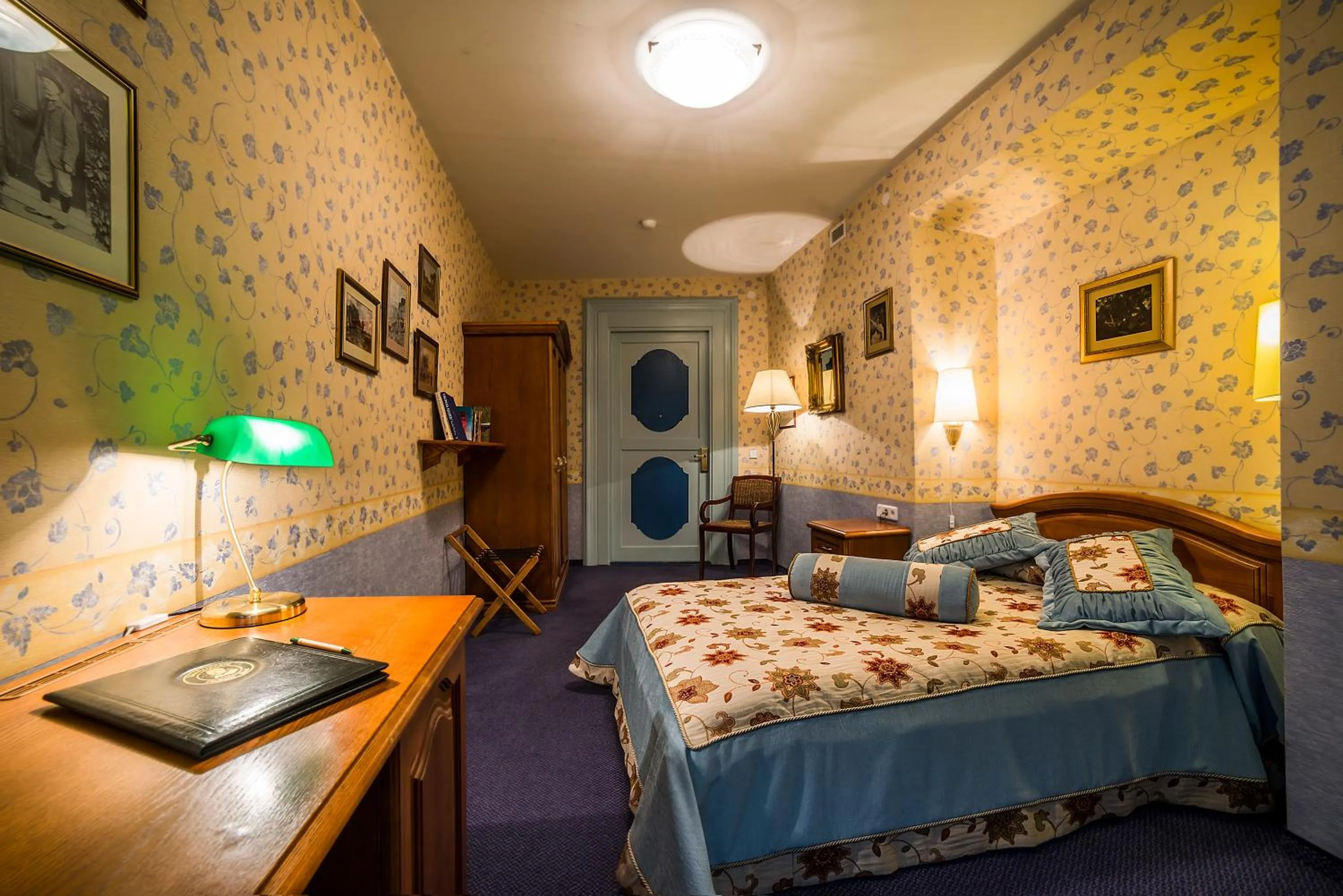 Photo of the whole room, Bed in Shakespeare Boutique Hotel