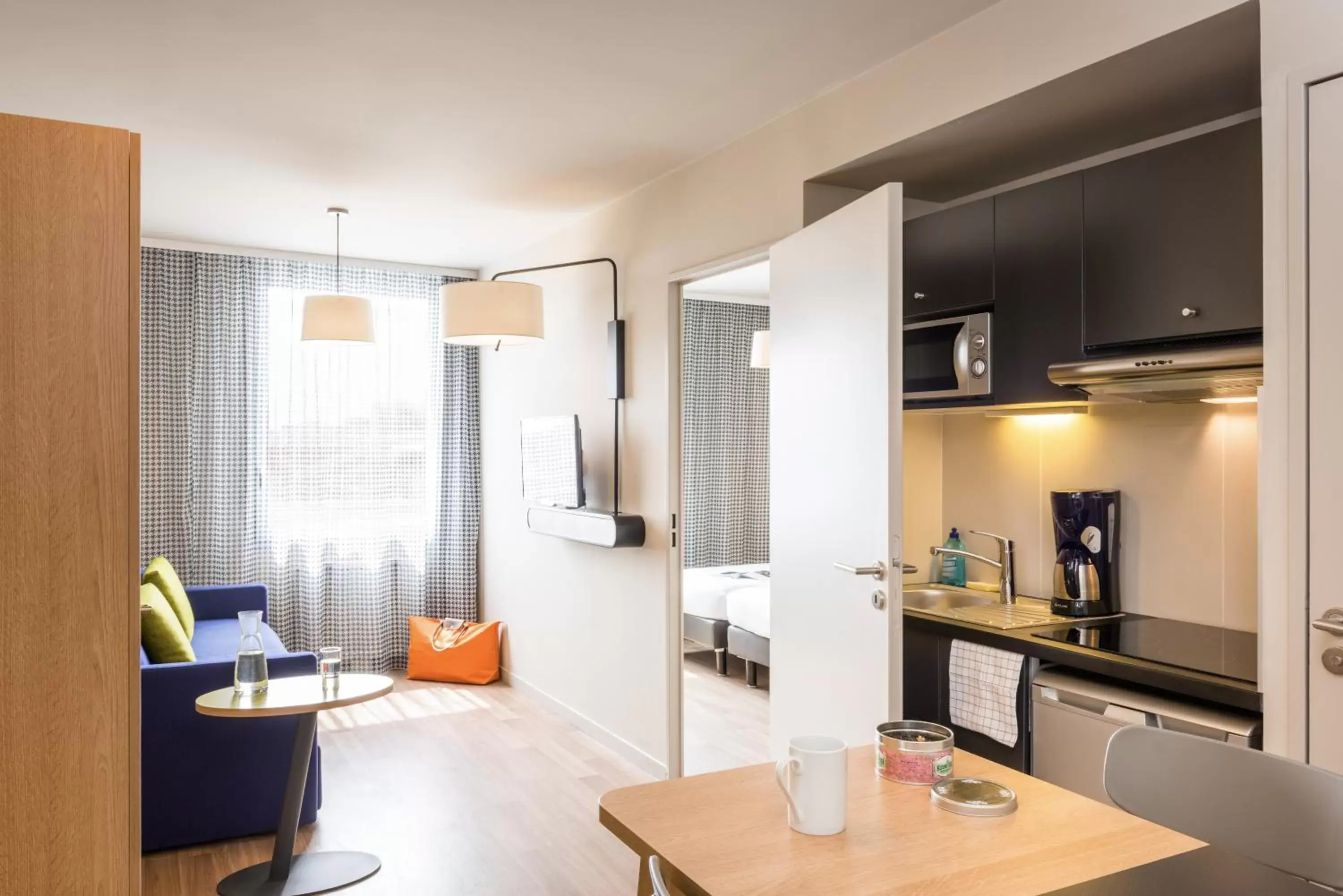 Photo of the whole room, Kitchen/Kitchenette in Aparthotel Adagio Access Paris Massy Gare