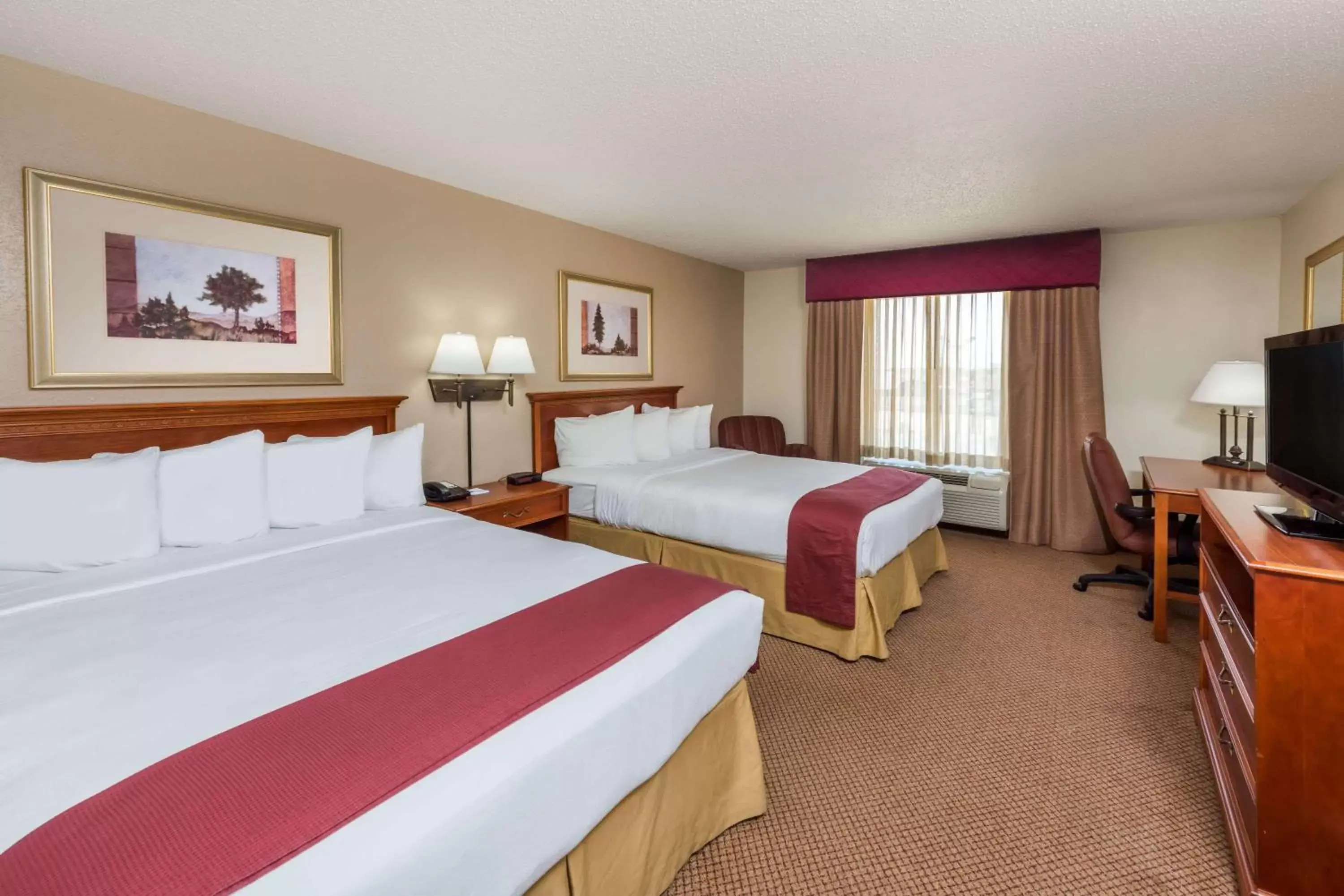 Photo of the whole room, Bed in Seasons Inn & Suites Highland