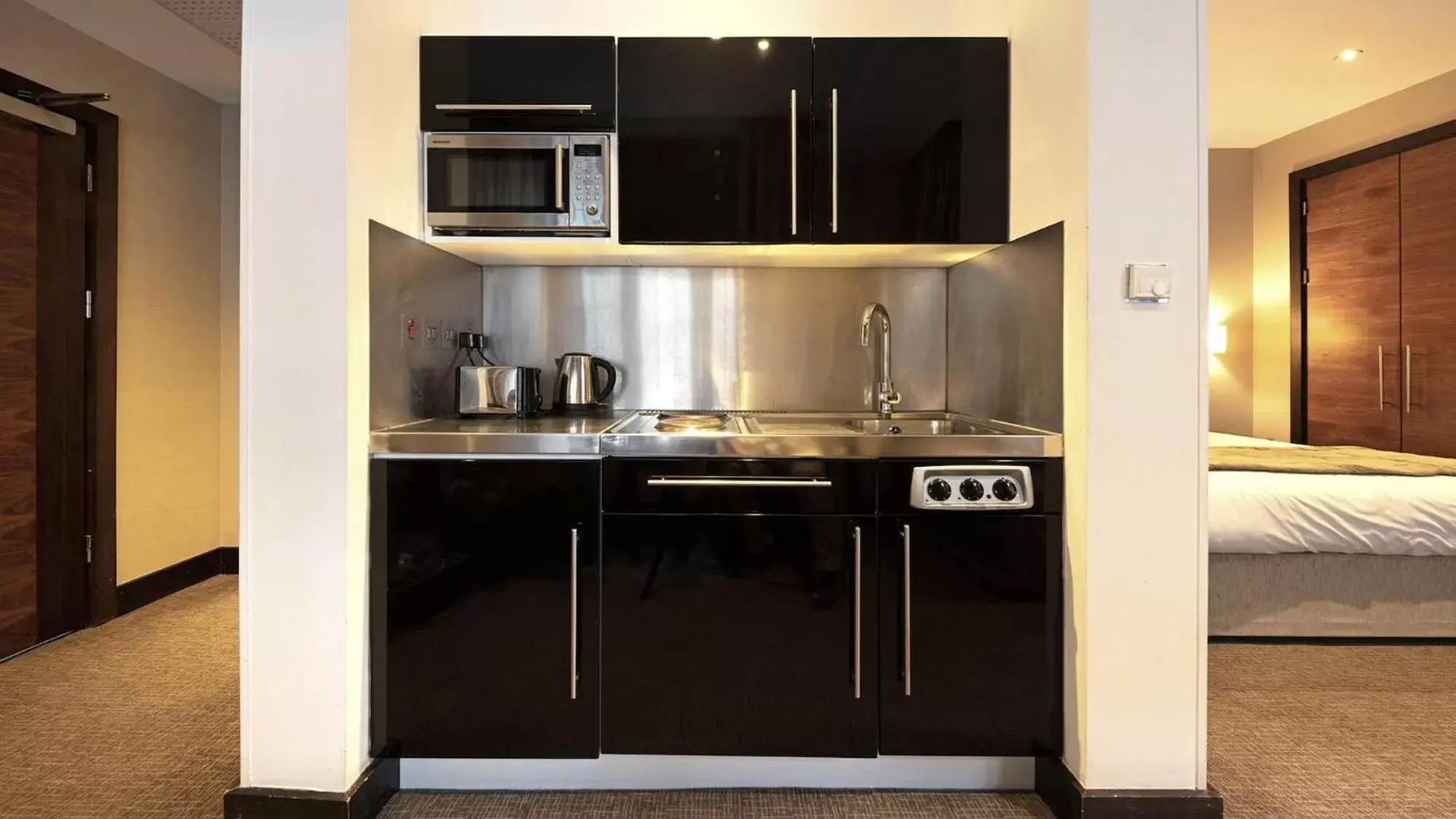 Kitchen or kitchenette, Kitchen/Kitchenette in Wellington Hotel by Blue Orchid