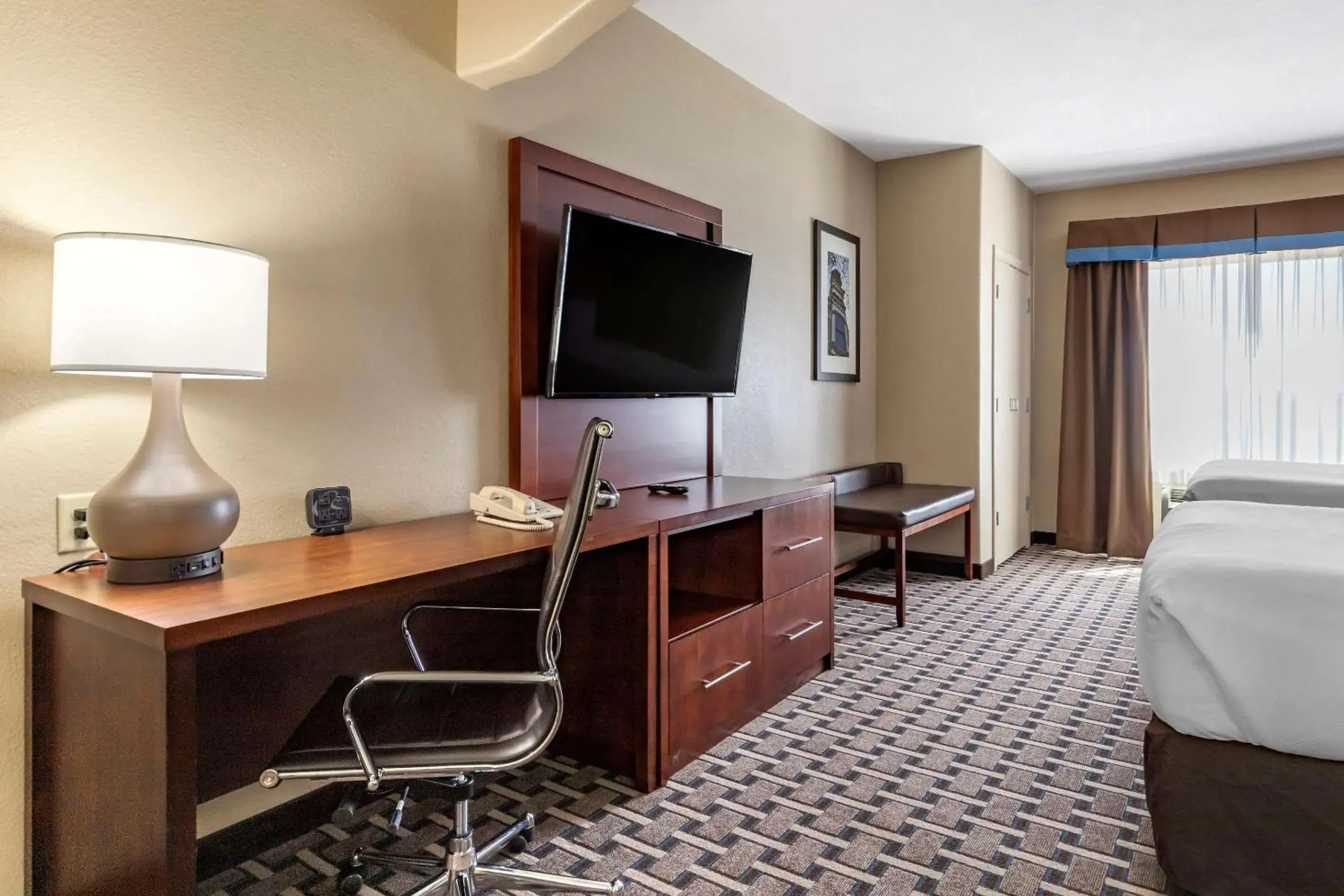 Photo of the whole room, TV/Entertainment Center in Comfort Suites Georgetown