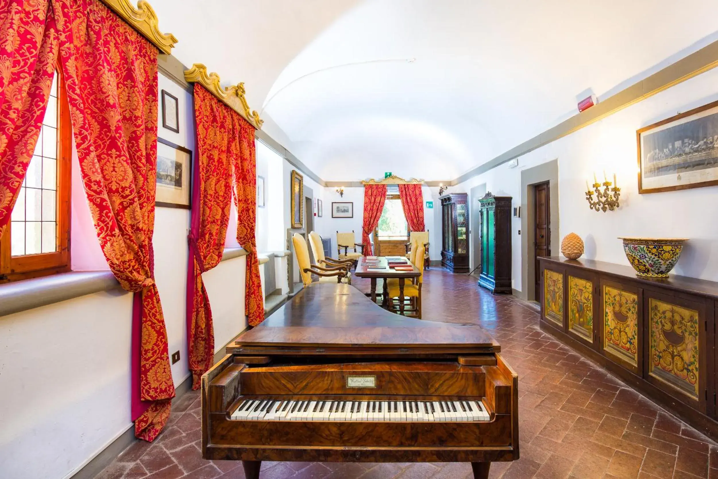 Library, Lobby/Reception in Villa Pitiana