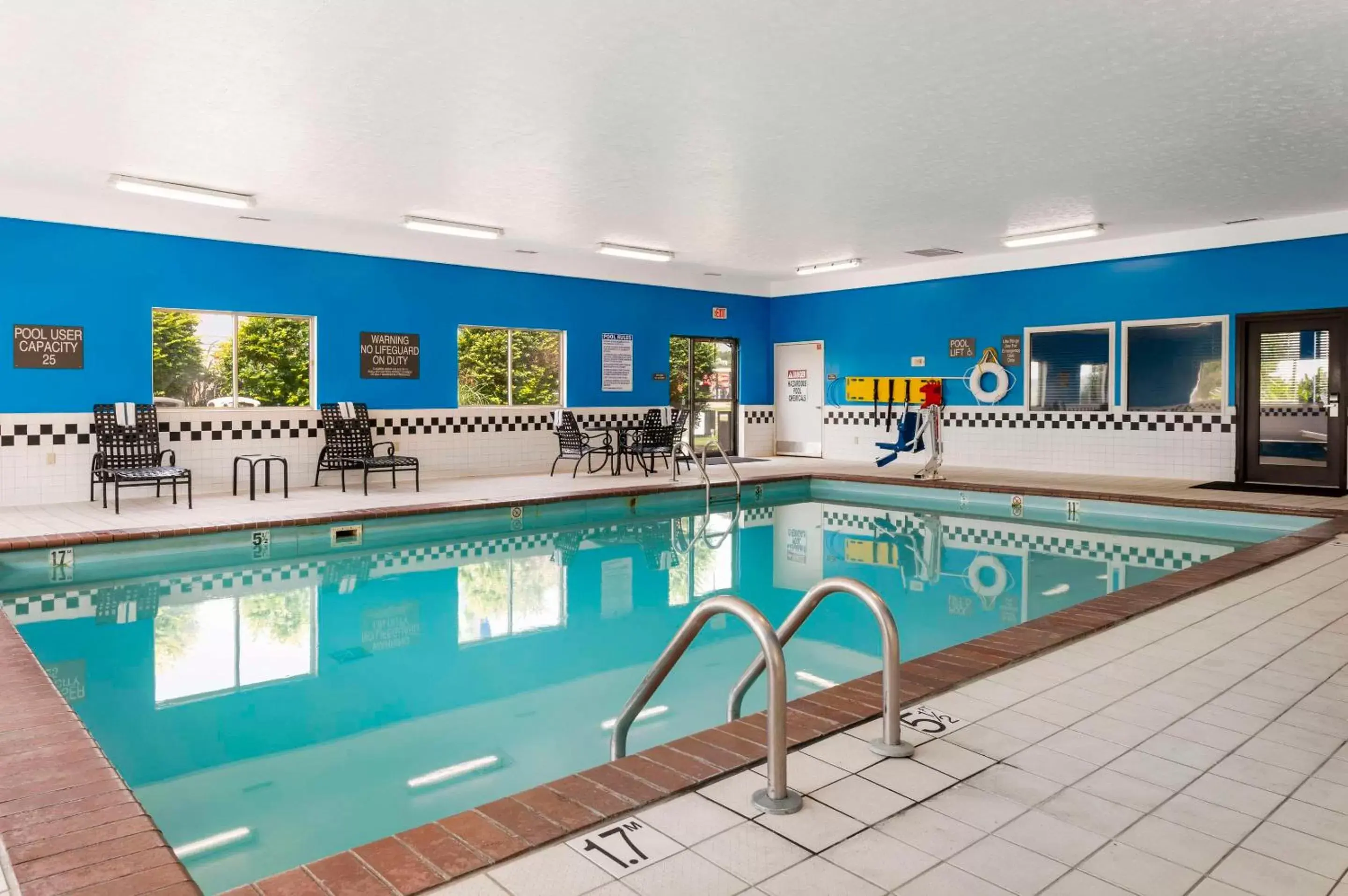 Swimming Pool in Comfort Inn Near Indiana Premium Outlets