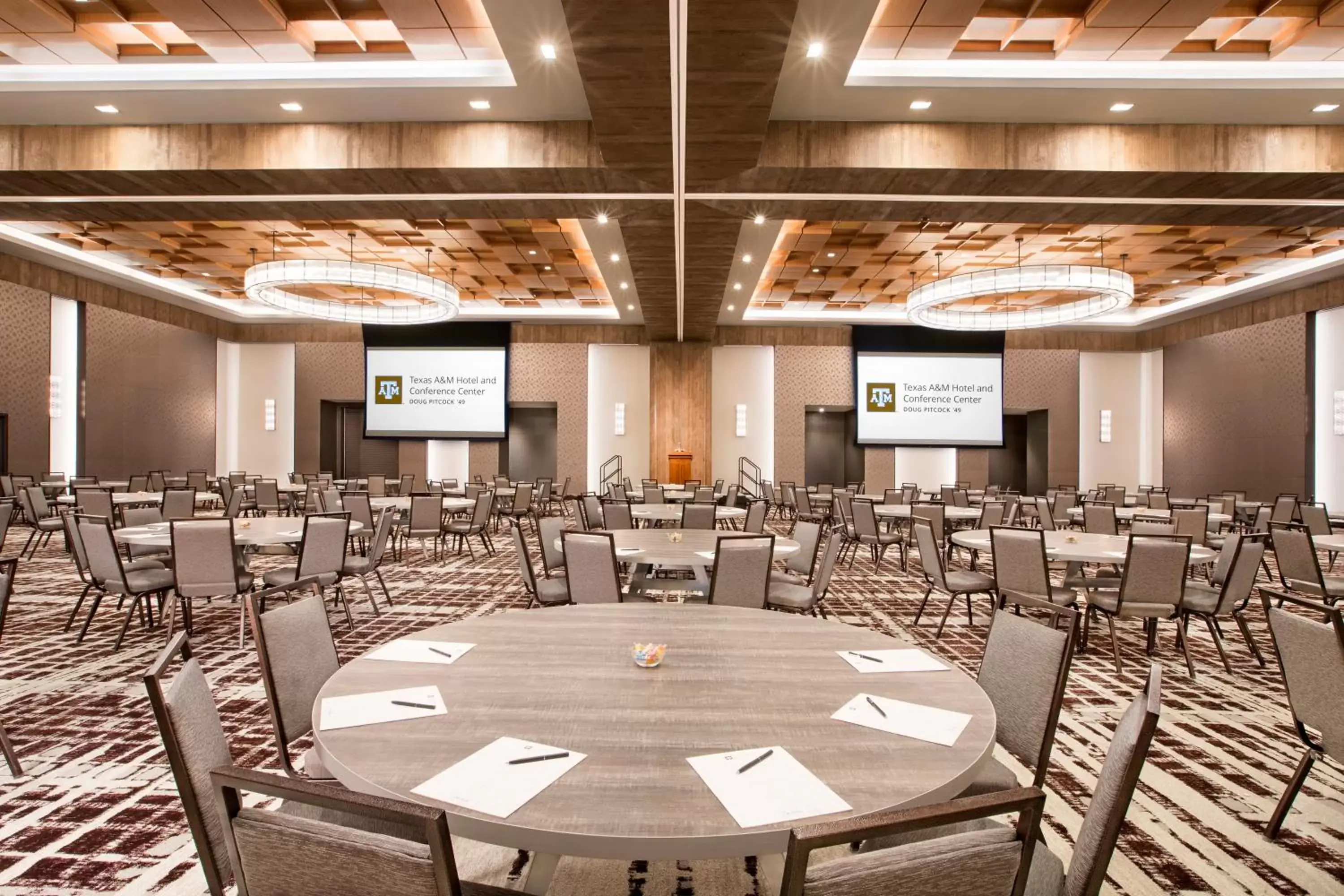 Meeting/conference room, Restaurant/Places to Eat in Texas A&M Hotel and Conference Center