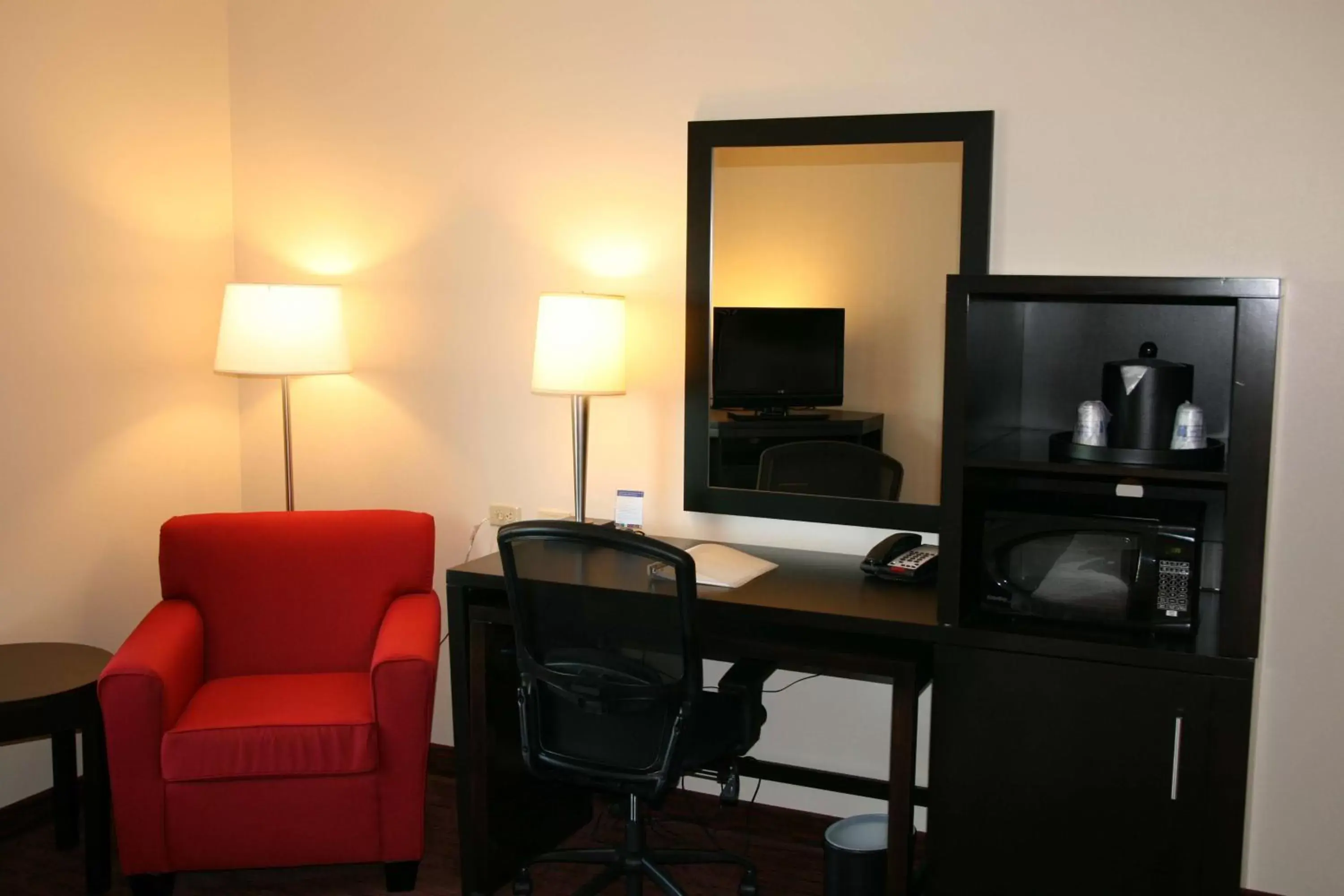 Bed, TV/Entertainment Center in Hampton Inn & Suites Lebanon