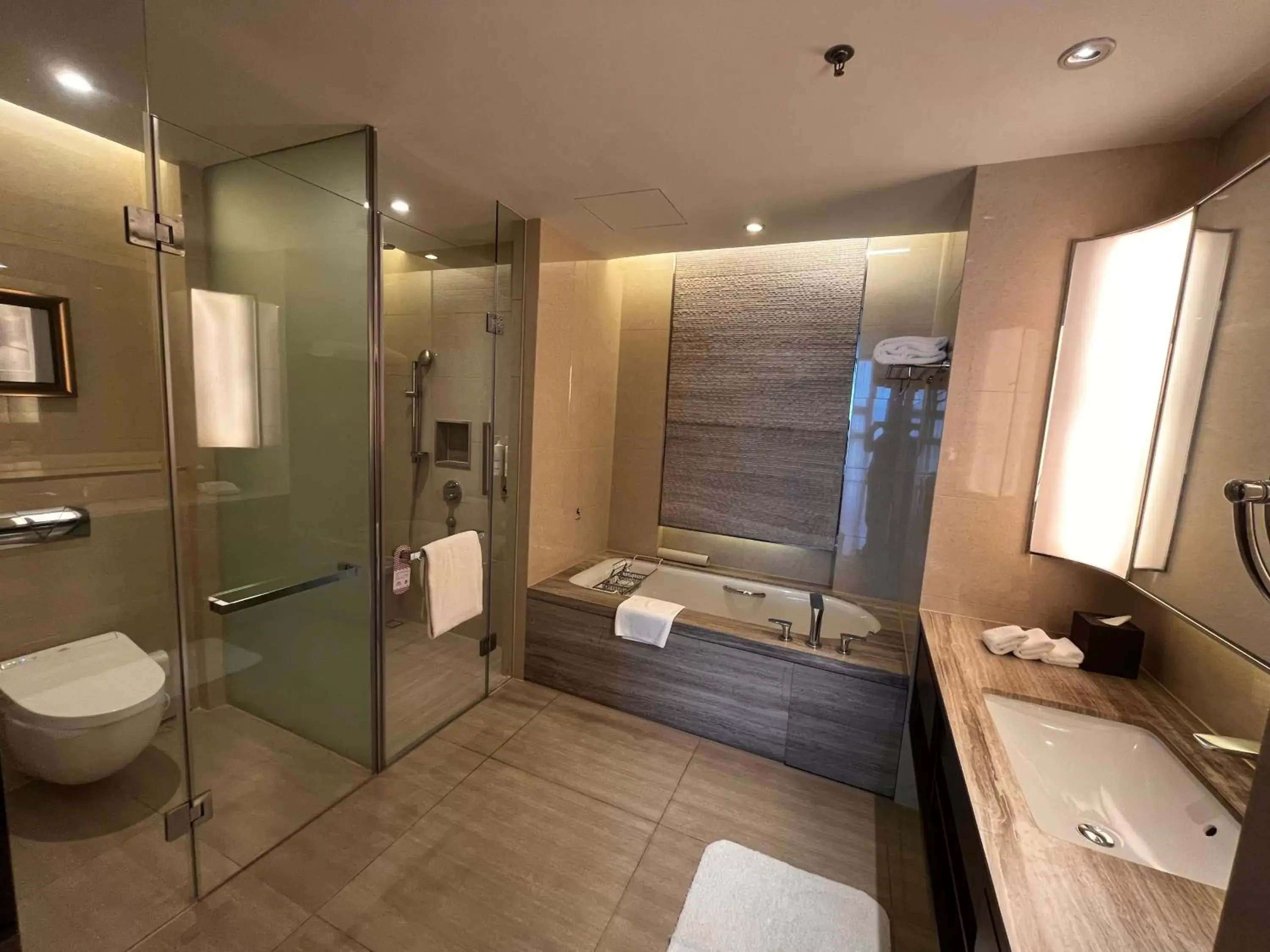 Hot Tub, Bathroom in The OCT Harbour, Shenzhen - Marriott Executive Apartments