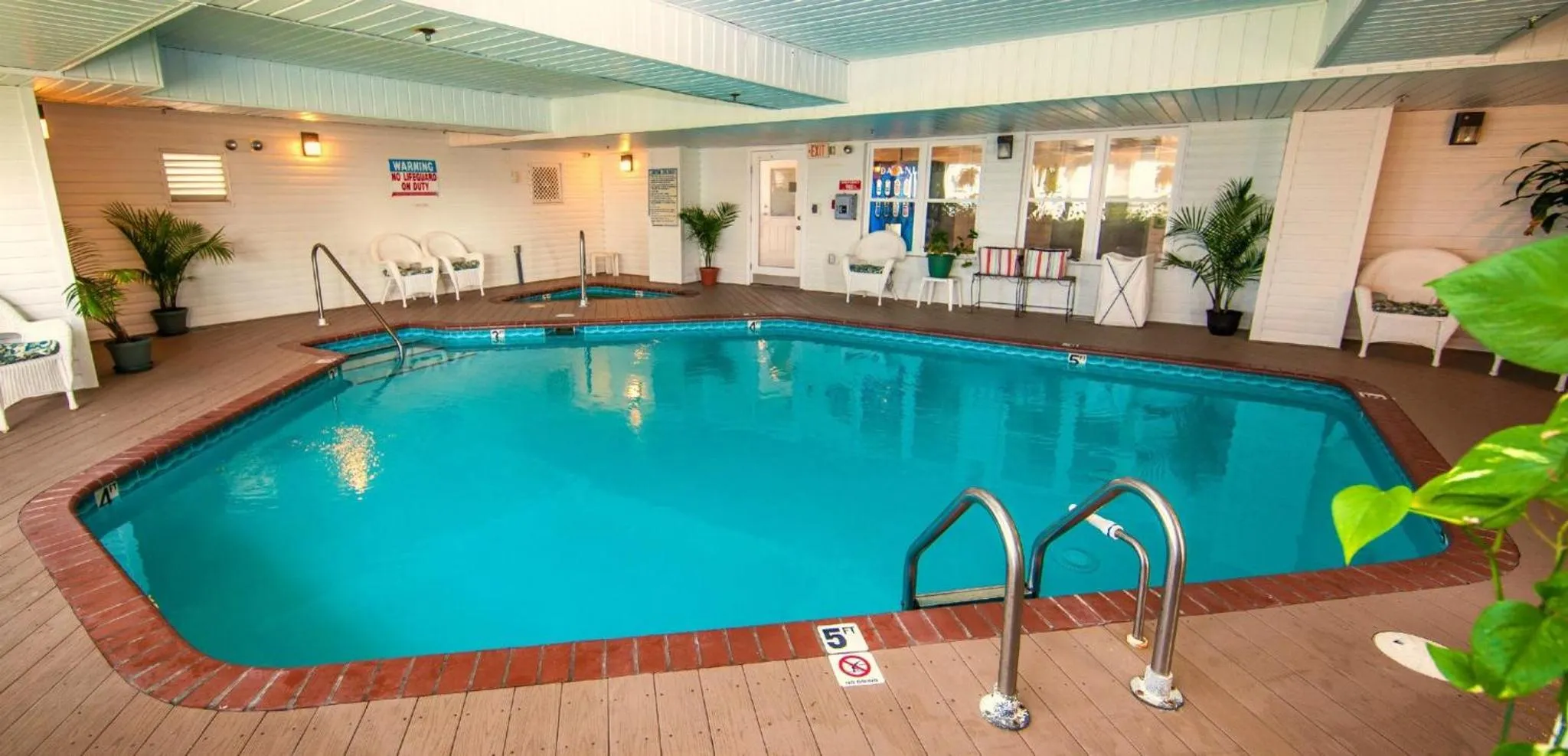Swimming pool in The Islander Inn