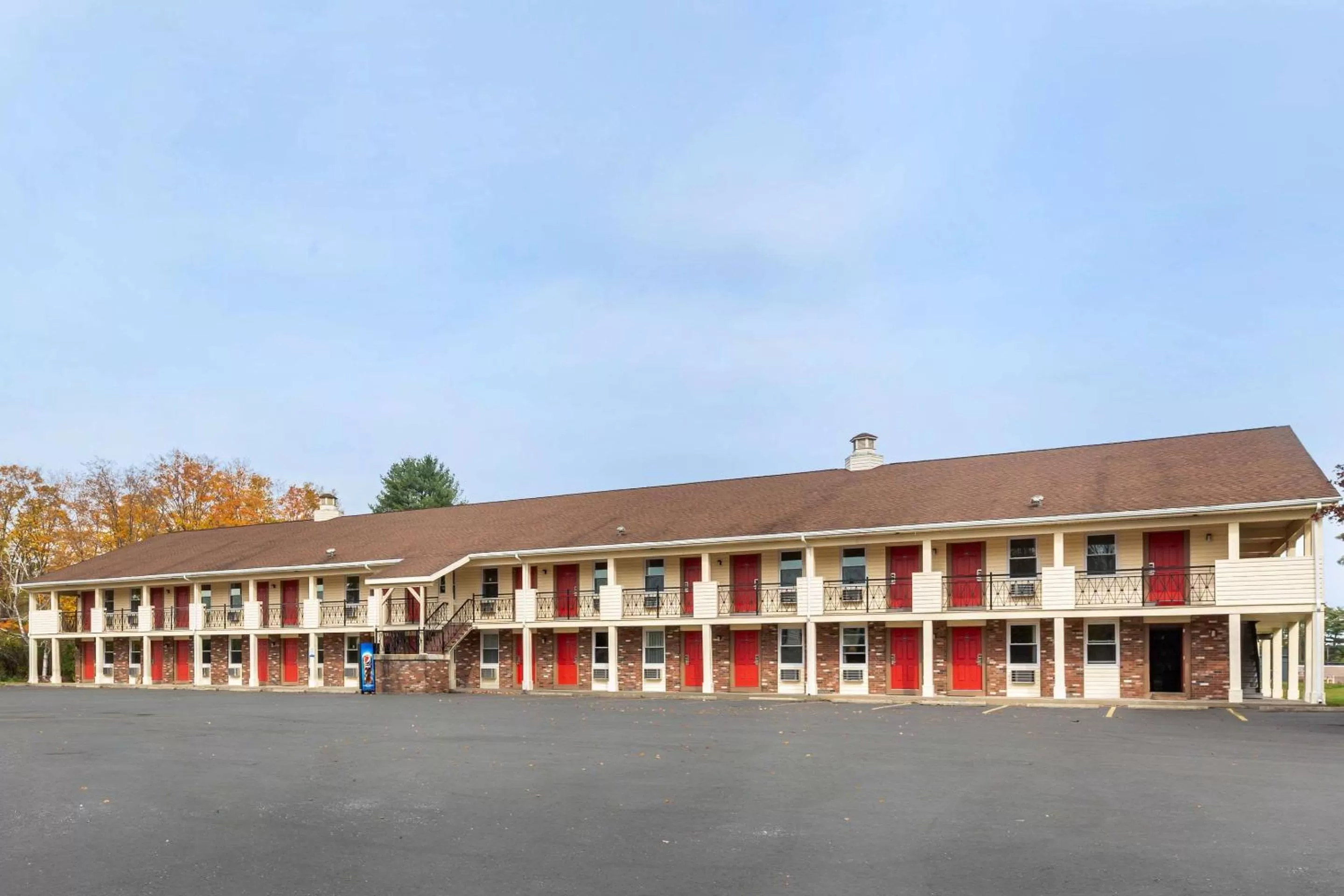 Property building in Econo Lodge Sturbridge Route 20