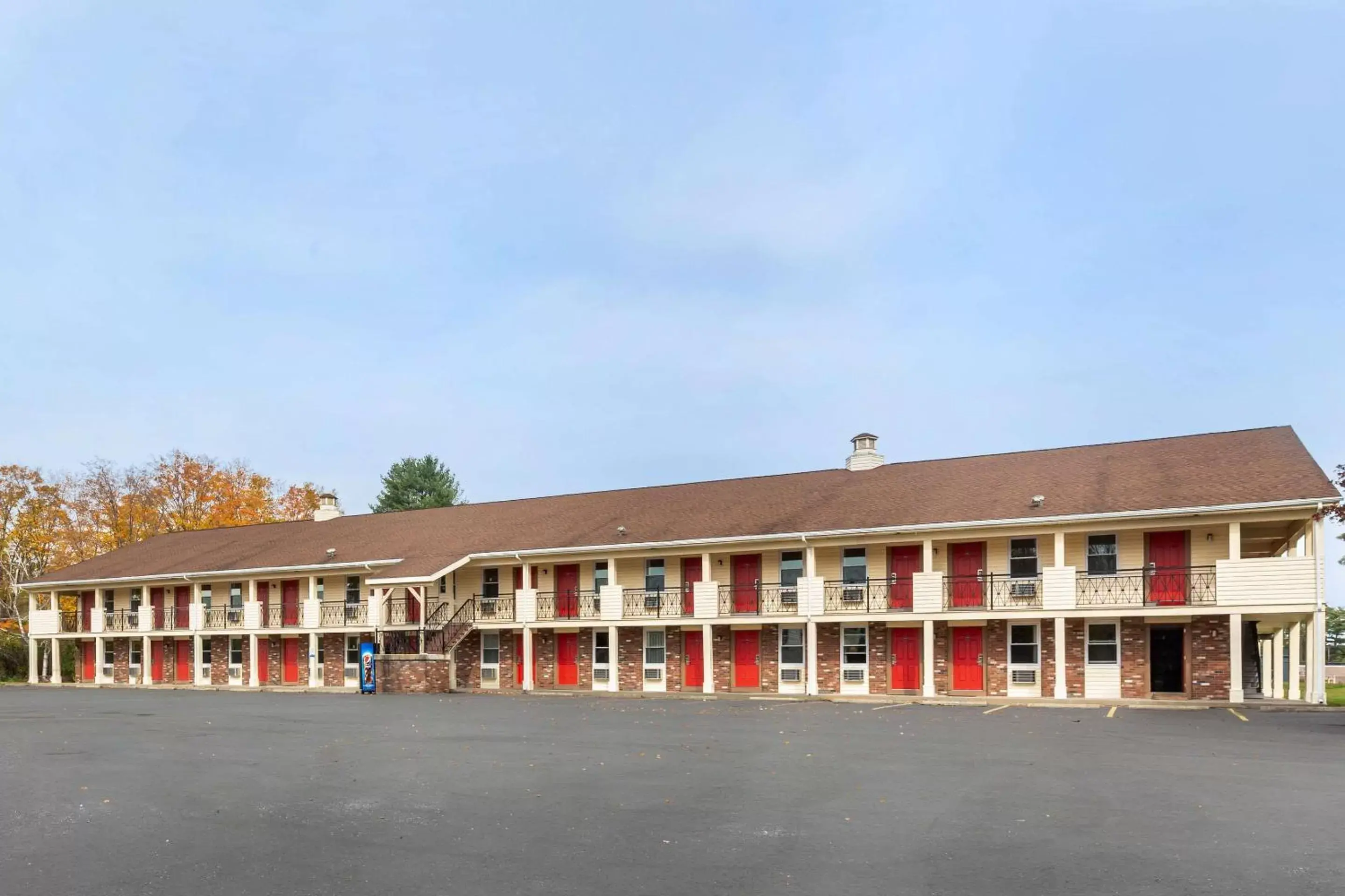 Property Building in Econo Lodge Sturbridge Route 20