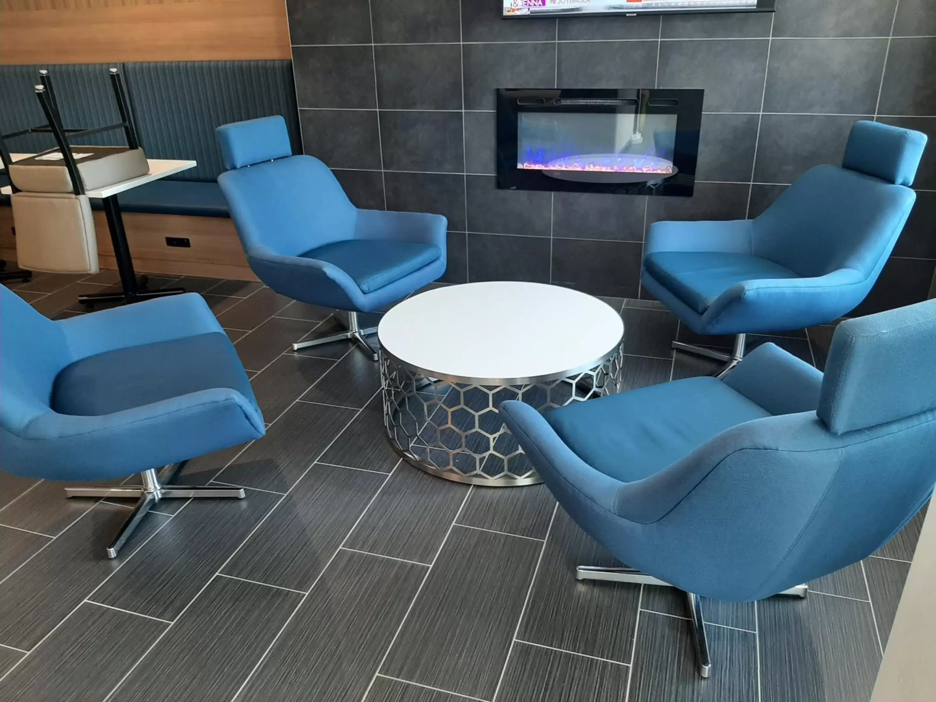 Lounge or bar, Seating Area in Microtel Inn & Suites by Wyndham Loveland