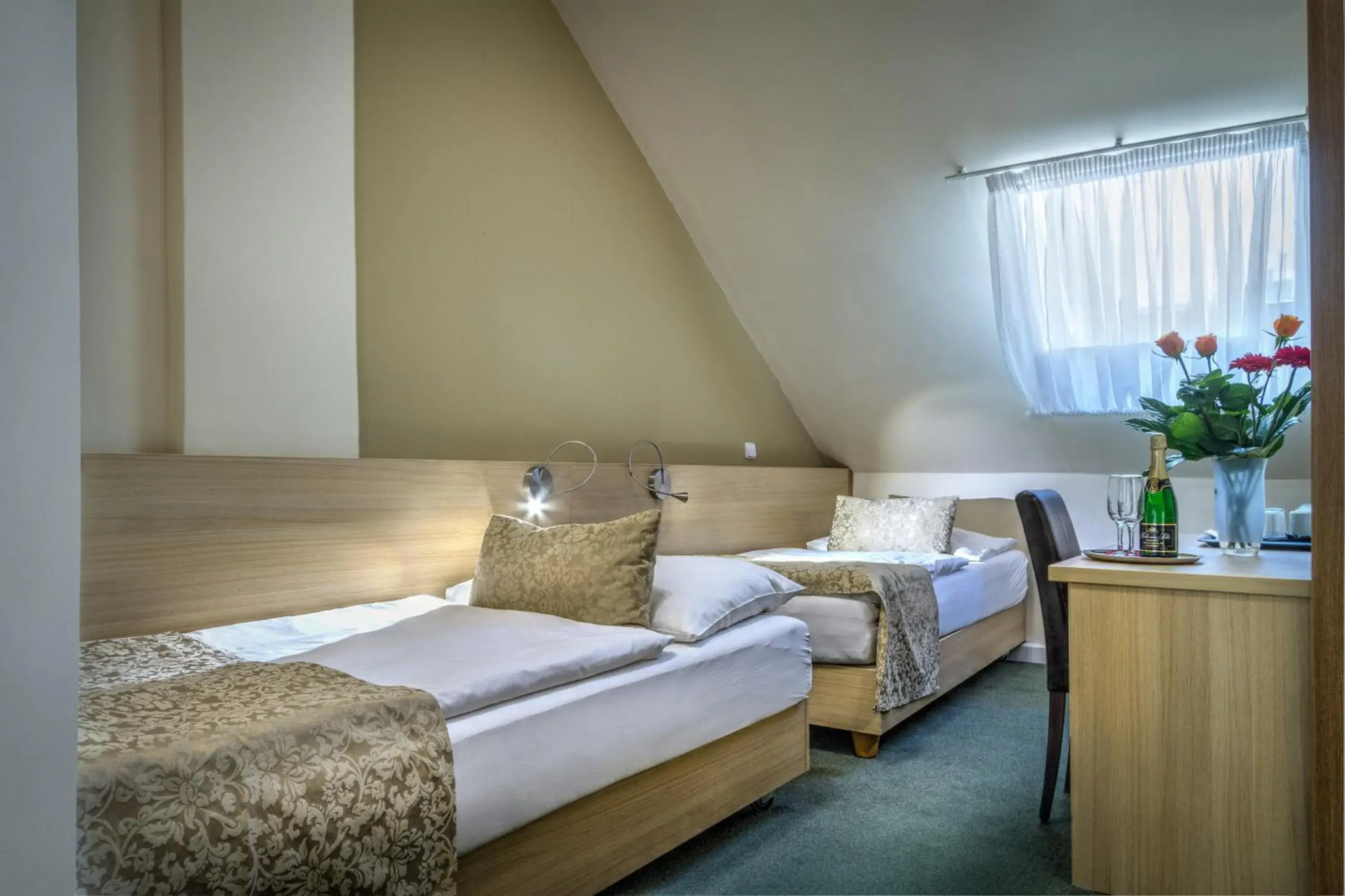Bedroom, Bed in Hotel Taurus