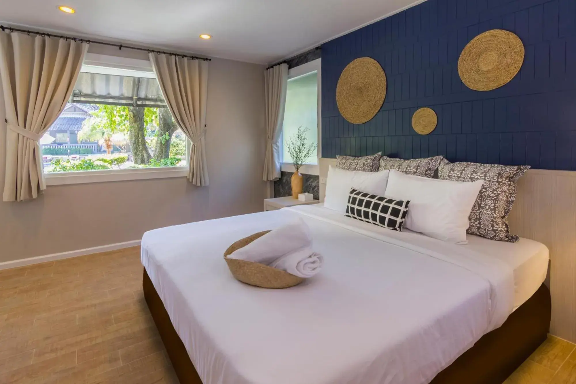 Pool view, Bed in Let's Hyde Pattaya Resort & Villas - Pool Cabanas