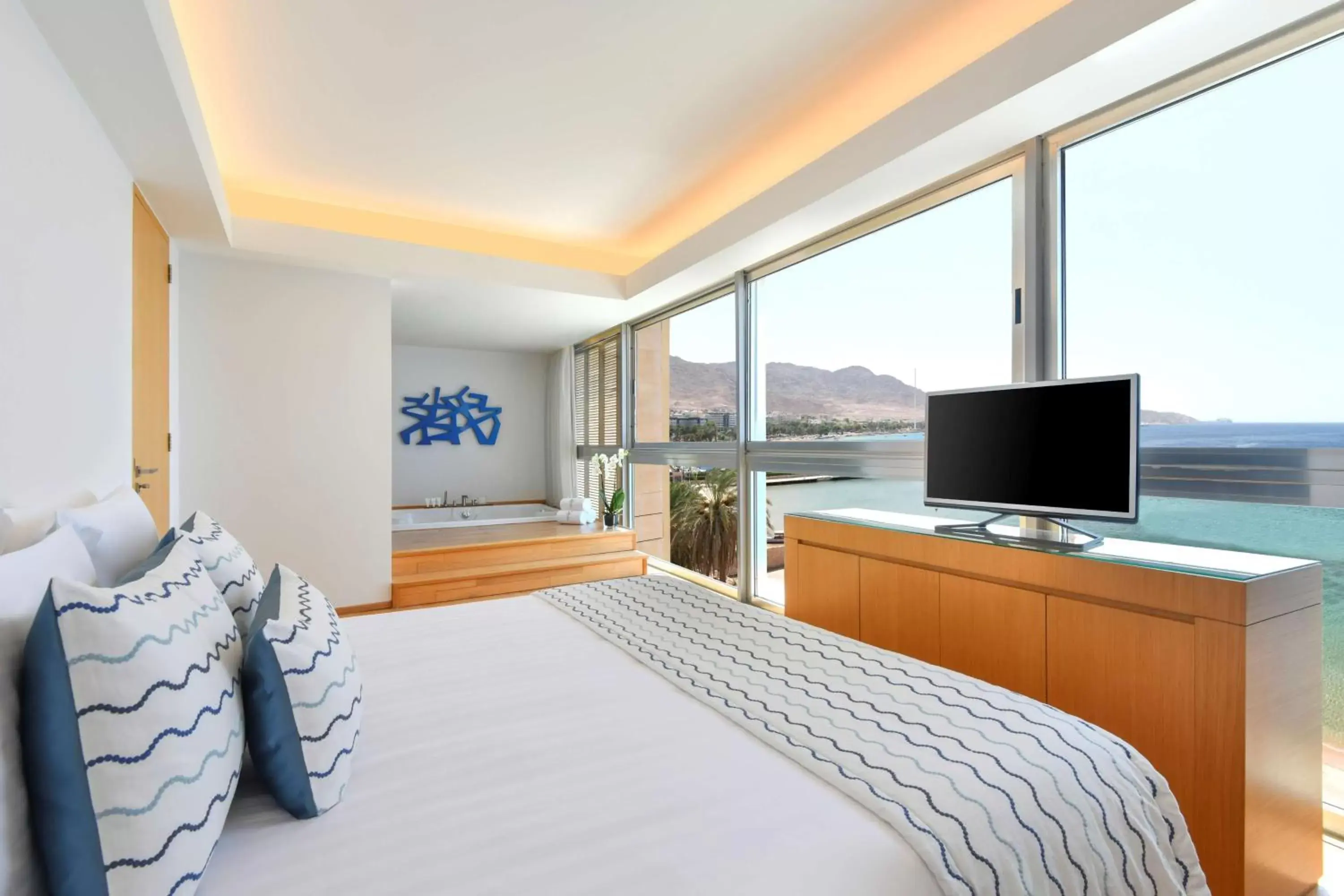TV and multimedia, Bed in Kempinski Hotel Aqaba