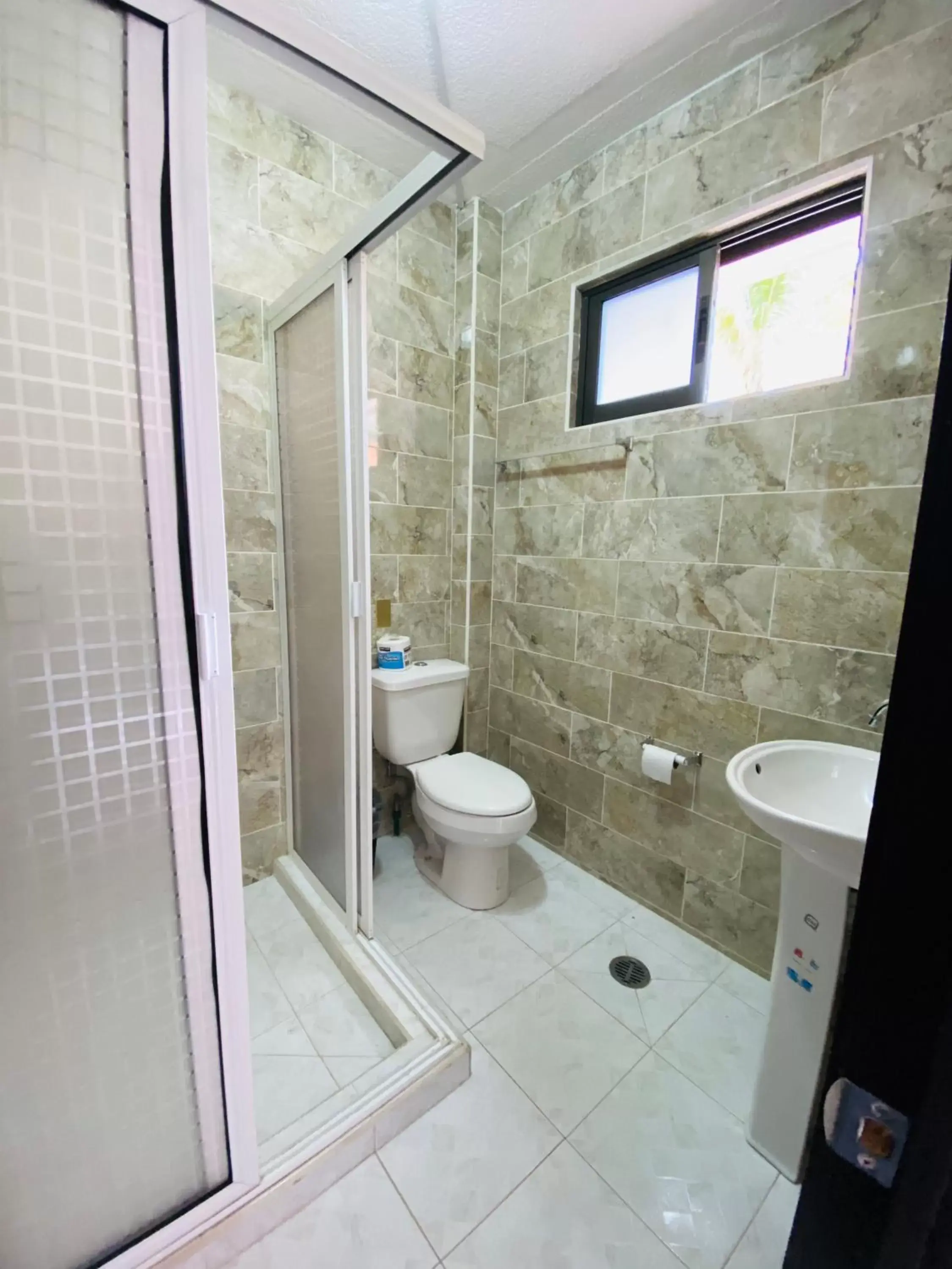 Shower, Bathroom in Hotel Villa Pralaya