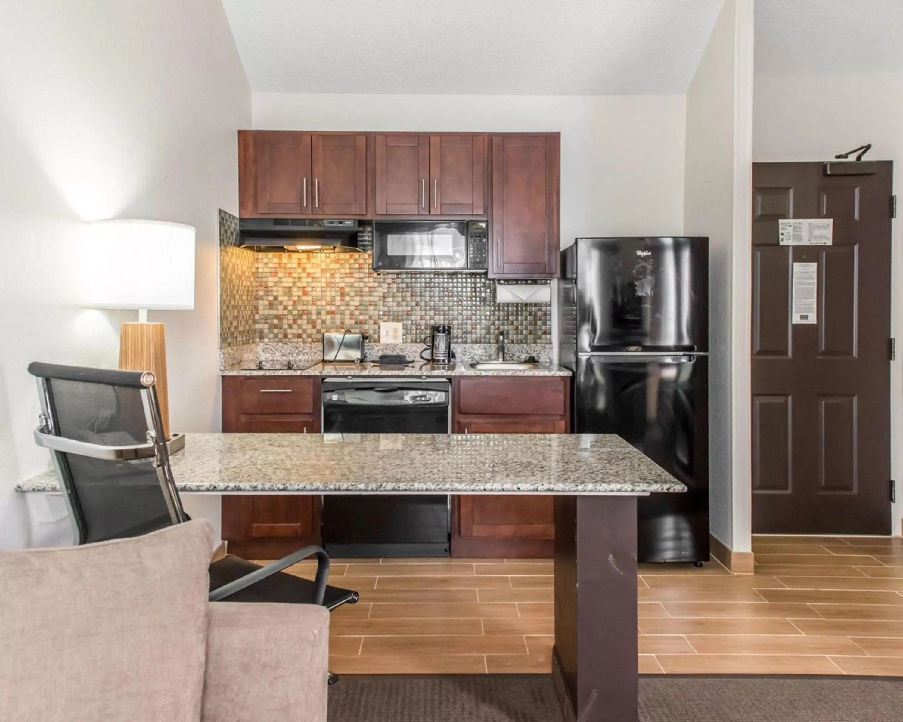 Kitchen or kitchenette, Kitchen/Kitchenette in Mainstay Suites Pittsburgh Airport