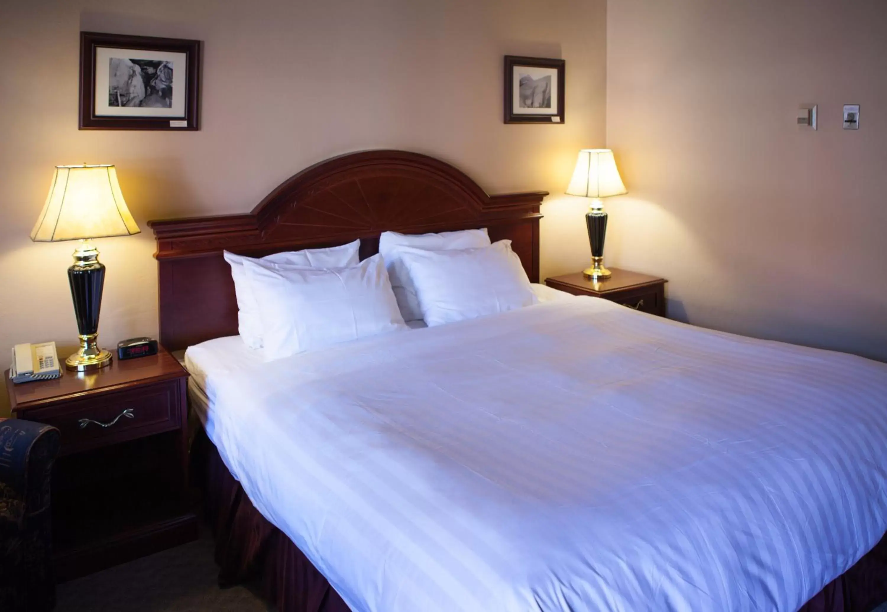 Bedroom, Bed in Revelstoke Lodge