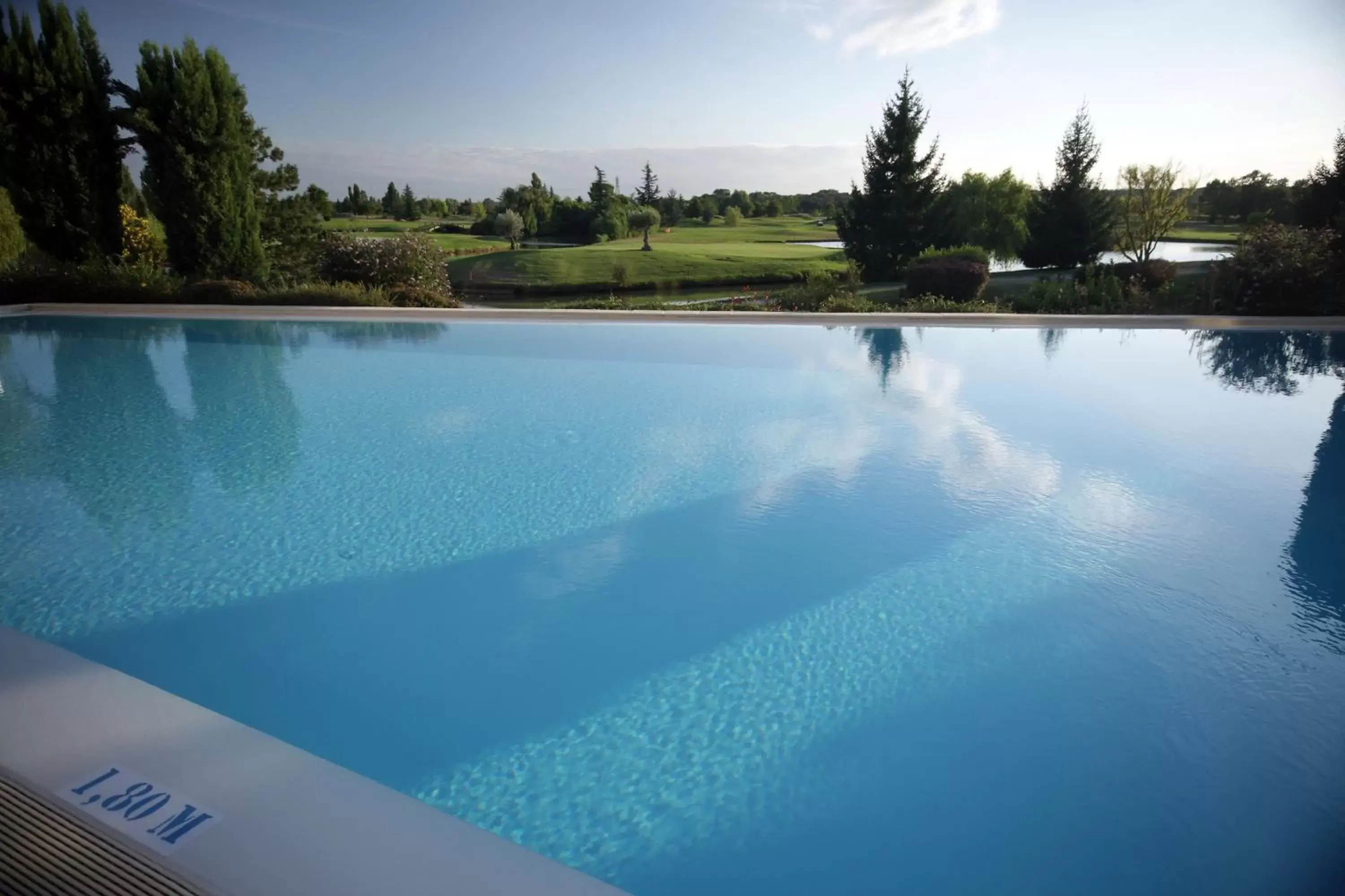 Swimming Pool in Mercure Toulouse Aéroport Golf de Seilh