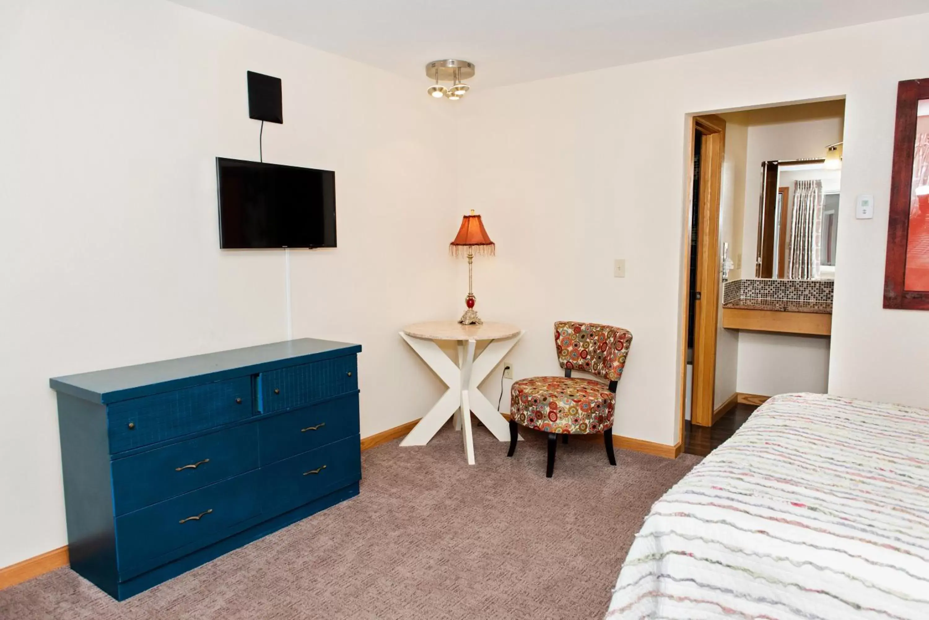 Seating area, TV/Entertainment Center in Red Wing Motel