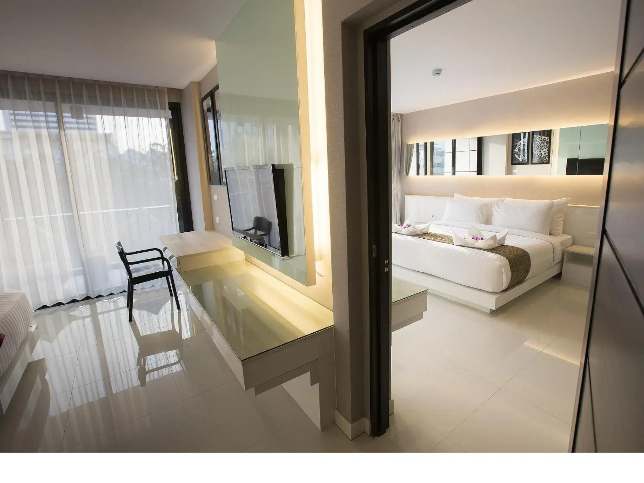 Photo of the whole room, Bed in Serenotel Pattaya