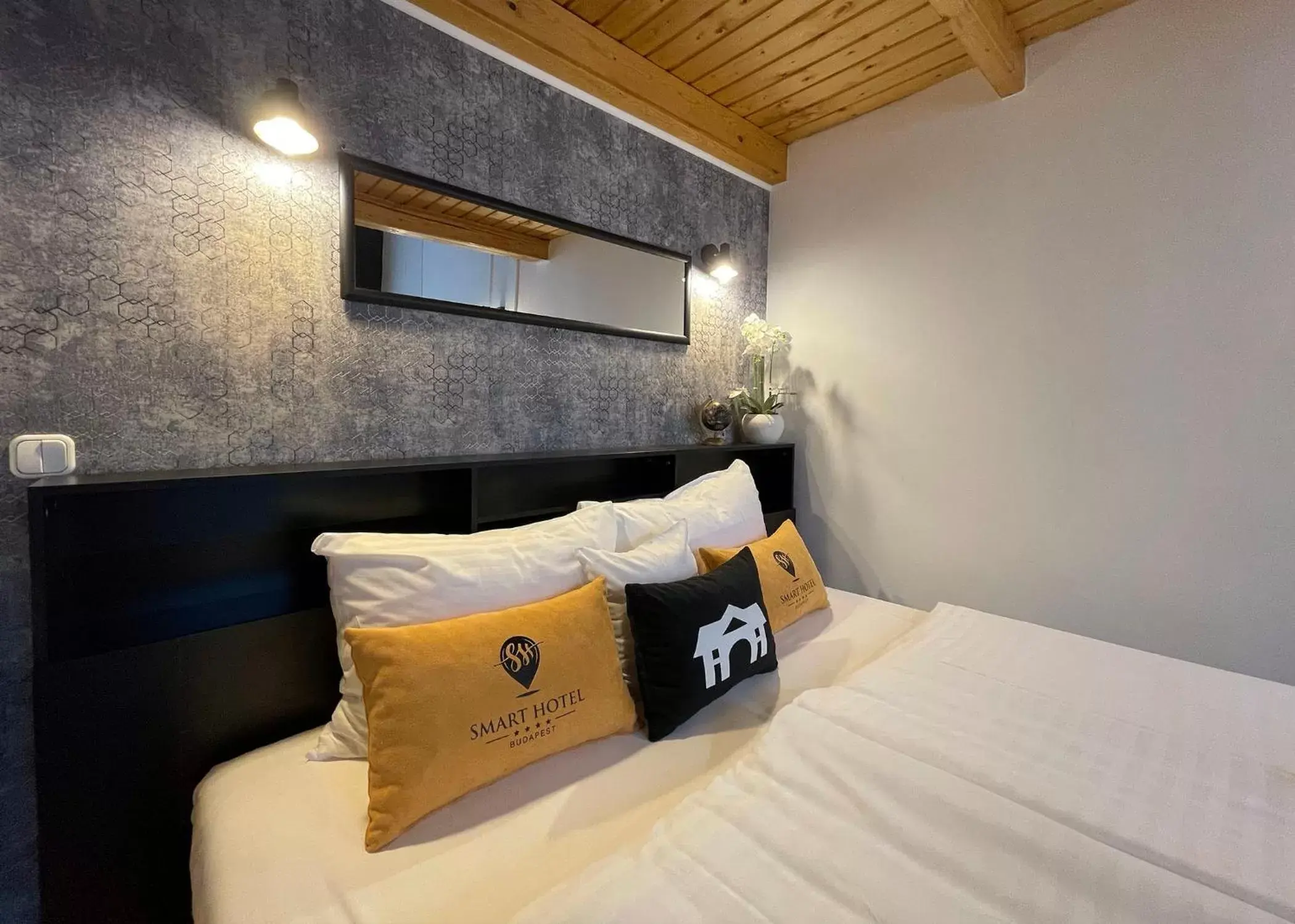 Bed in Smart Hotel Budapest