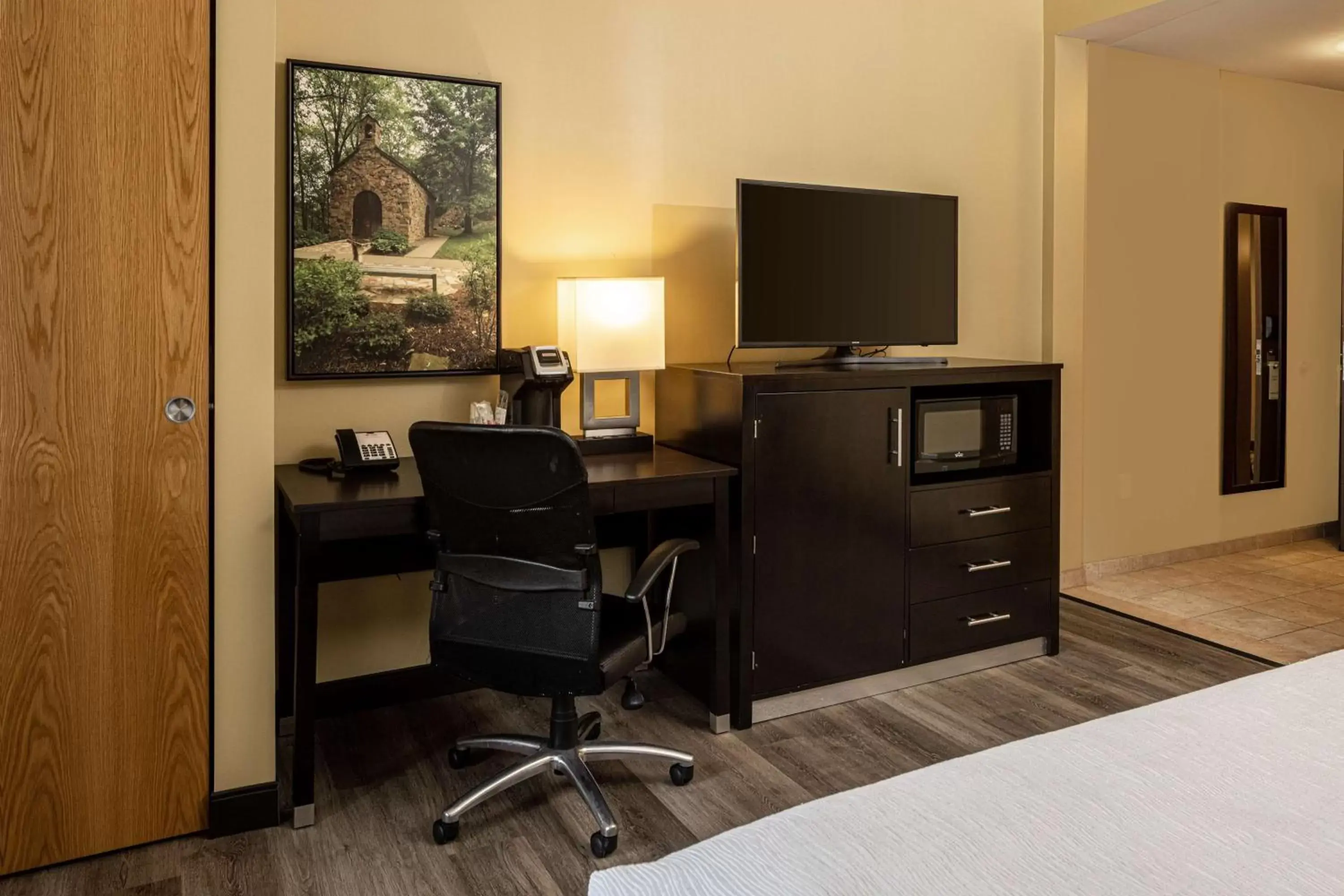 Bedroom, TV/Entertainment Center in Best Western Plus Franciscan Square Inn & Suites Steubenville