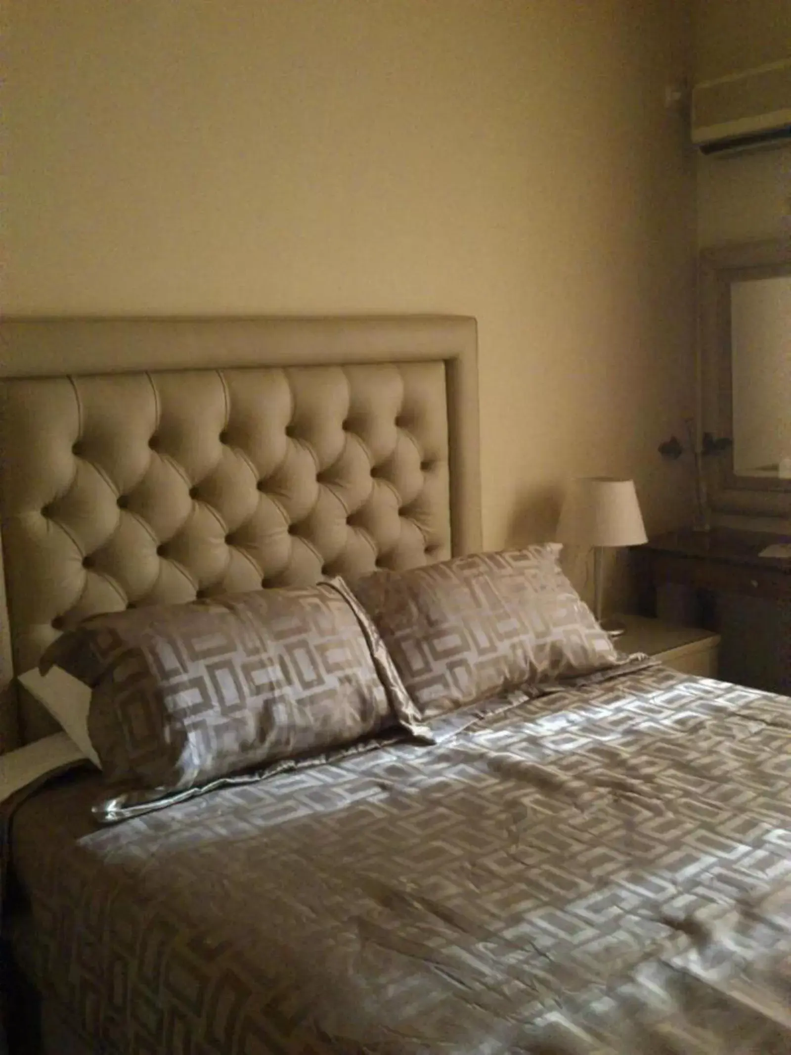 Bed in Queens Leriotis Hotel