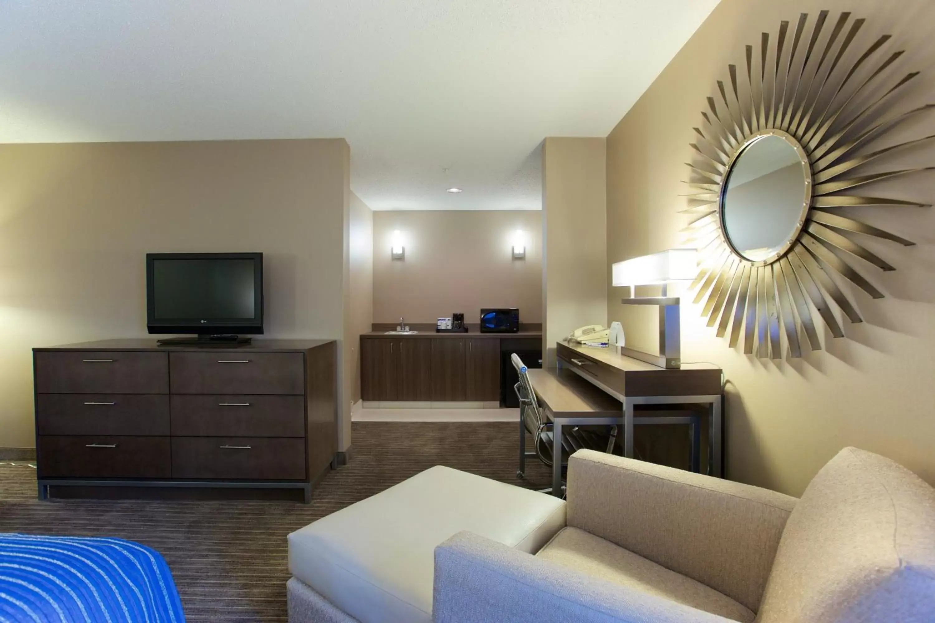 Photo of the whole room, Seating Area in Holiday Inn Express Fargo - West Acres, an IHG Hotel