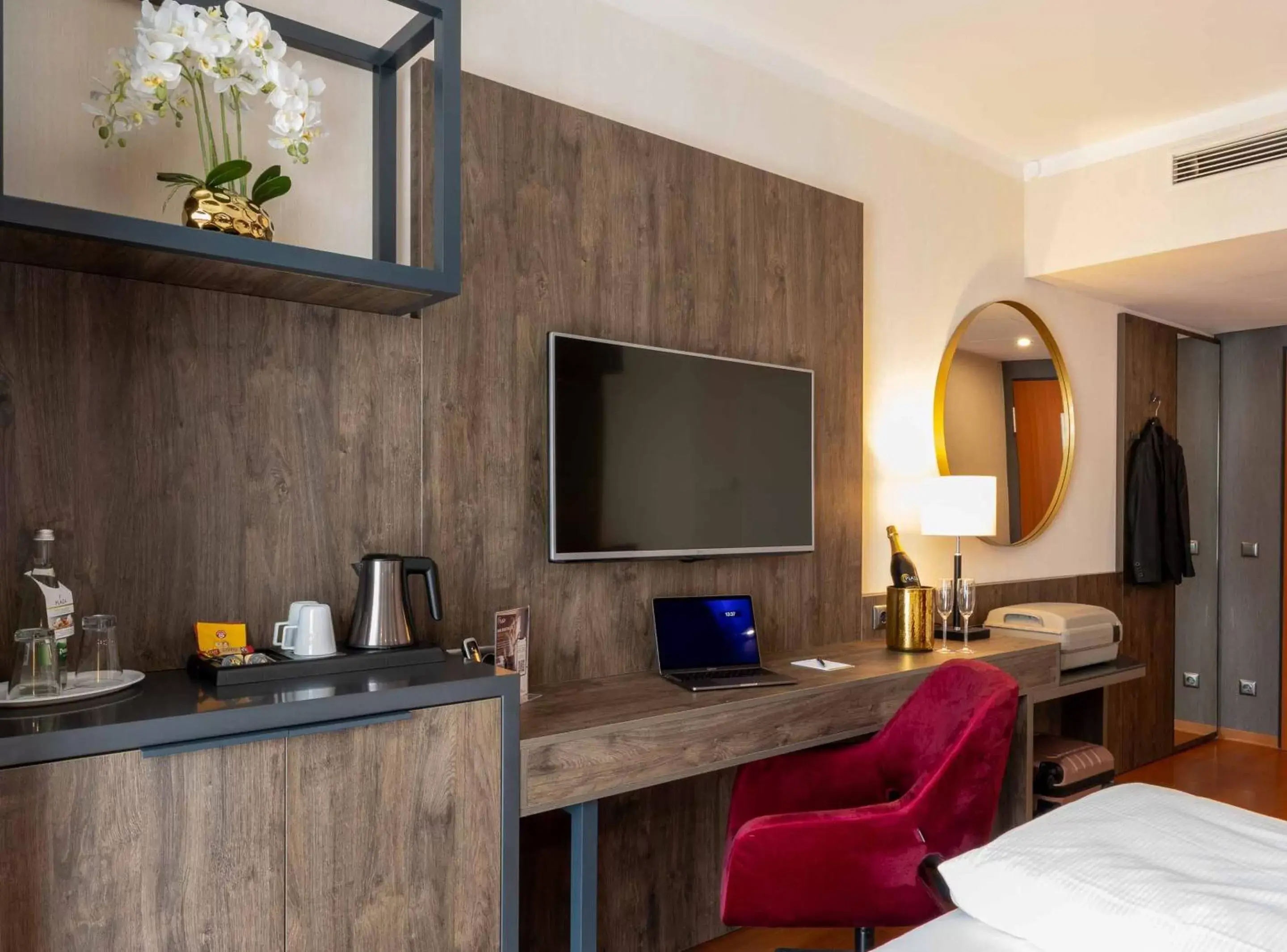 TV and multimedia, Bed in PLAZA Premium Karlsruhe TV and multimedia, Bed in PLAZA Premium Karlsruhe